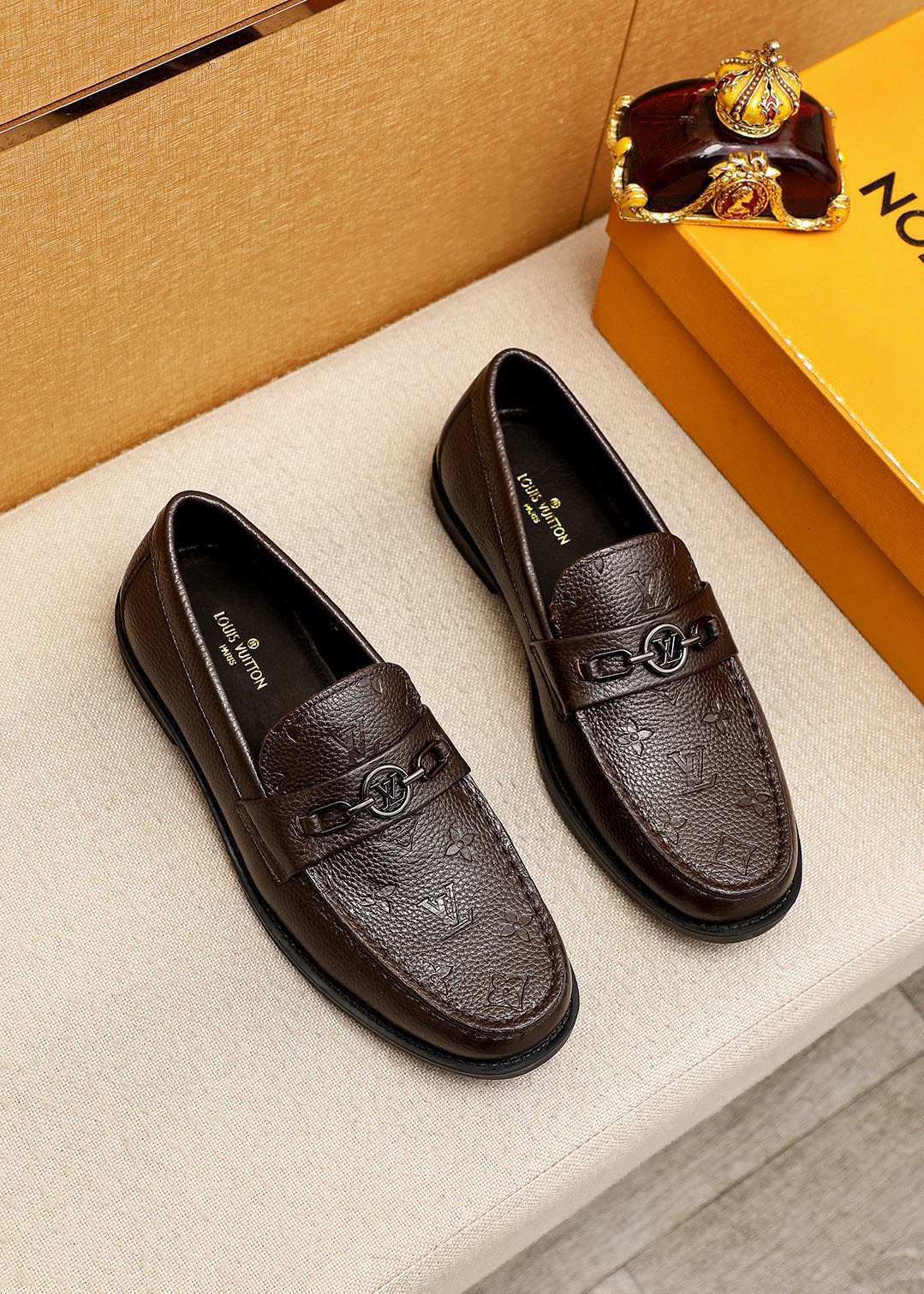 NO:663753,Product trademark LOUIS VUITTON 'Louis Vuitton' casual leather shoes. Regular size: 39-44 (customized at 38.45.46) Product material selection: imported pebbled cowhide embossed upper + original hardware buckle, imported first-layer cowhide lining. Strong three-dimensional visual effect, rubber outsole, 2 colors available, louis vuitton, louis vuitton, cowhide19860909商品商标LOUIS VUITTON「 路易威登」休闲皮鞋 正码码数:39-44（38.45.46订制） 商品材料精选 进口荔枝纹牛皮压花鞋面+原版五金扣,进口头层牛皮内里.强烈立体视觉效果,橡胶大底 颜 色2色可选,,louis vuitton,louis vuitton,cowhide,Men's shoes