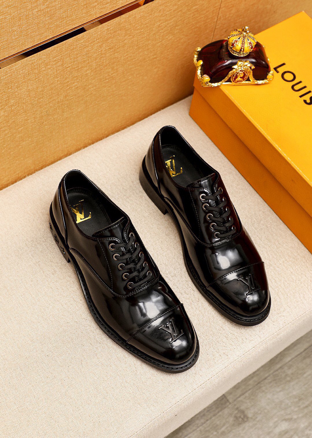 NO:349494,Original order [Louis Vuitton] Louis Vuitton New style ~ Fashionable business formal men's shoes original order quality, high-end fine details are exquisite and exquisite, using imported Italian top layer original calf leather upper comfortable water dyed cowhide original outsole, comfortable and classic wear, fine workmanship, worthy of possession. Size 39-44 (38.45 customized),,louis vuitton,louis vuitton,cowhide19860909原单【Louis Vuitton】路易威登 新款～时尚商务正装男鞋原单品质,高端精品细节精致考究,采用进口意大利头层原版小牛皮鞋面舒适的水染牛皮内里原版大底,穿着舒适工艺精典,做工精细,值得拥有 码数39-44（38.45订做),,louis vuitton,louis vuitton,cowhide,Men's shoes