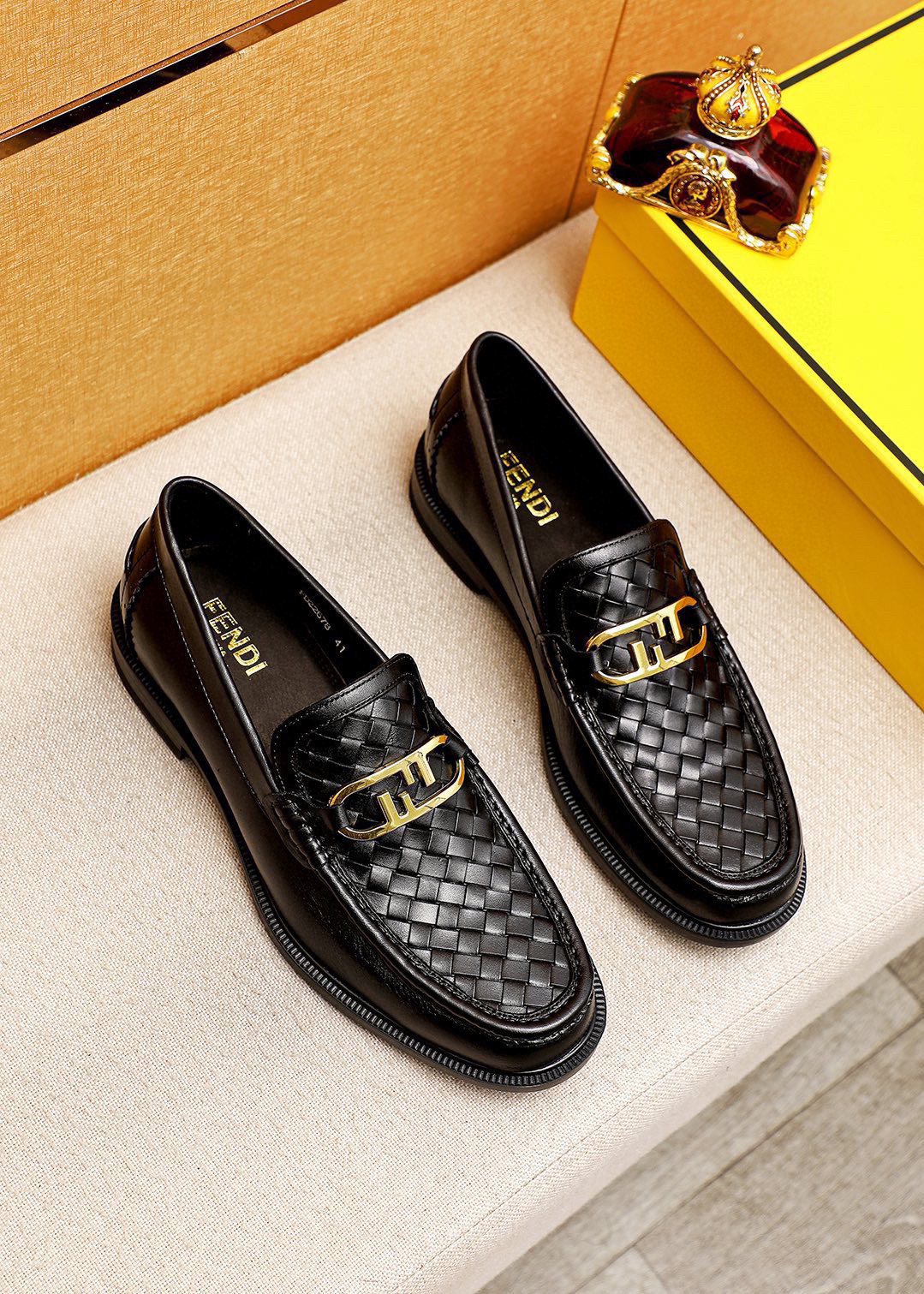 NO:349407,Product trademark FENDI [Fendi] casual leather shoes. Positive code: 38-44 (45 customized) Product materials selection Imported top layer cowhide embossed upper + luxury hardware buckle, imported cow inner lining. Strong three-dimensional visual effect, rubber sole, color 1 color available, fendi, fendi, cowhide19860909商品商标FENDI【芬迪】休闲皮鞋 正码码数:38-44(45订制) 商品材料精选 进口头层牛皮压花鞋面+奢华五金扣,进口牛内里.强烈立体视觉效果,橡胶大底 颜 色1色可选,,fendi,fendi,cowhide,Men's shoes
