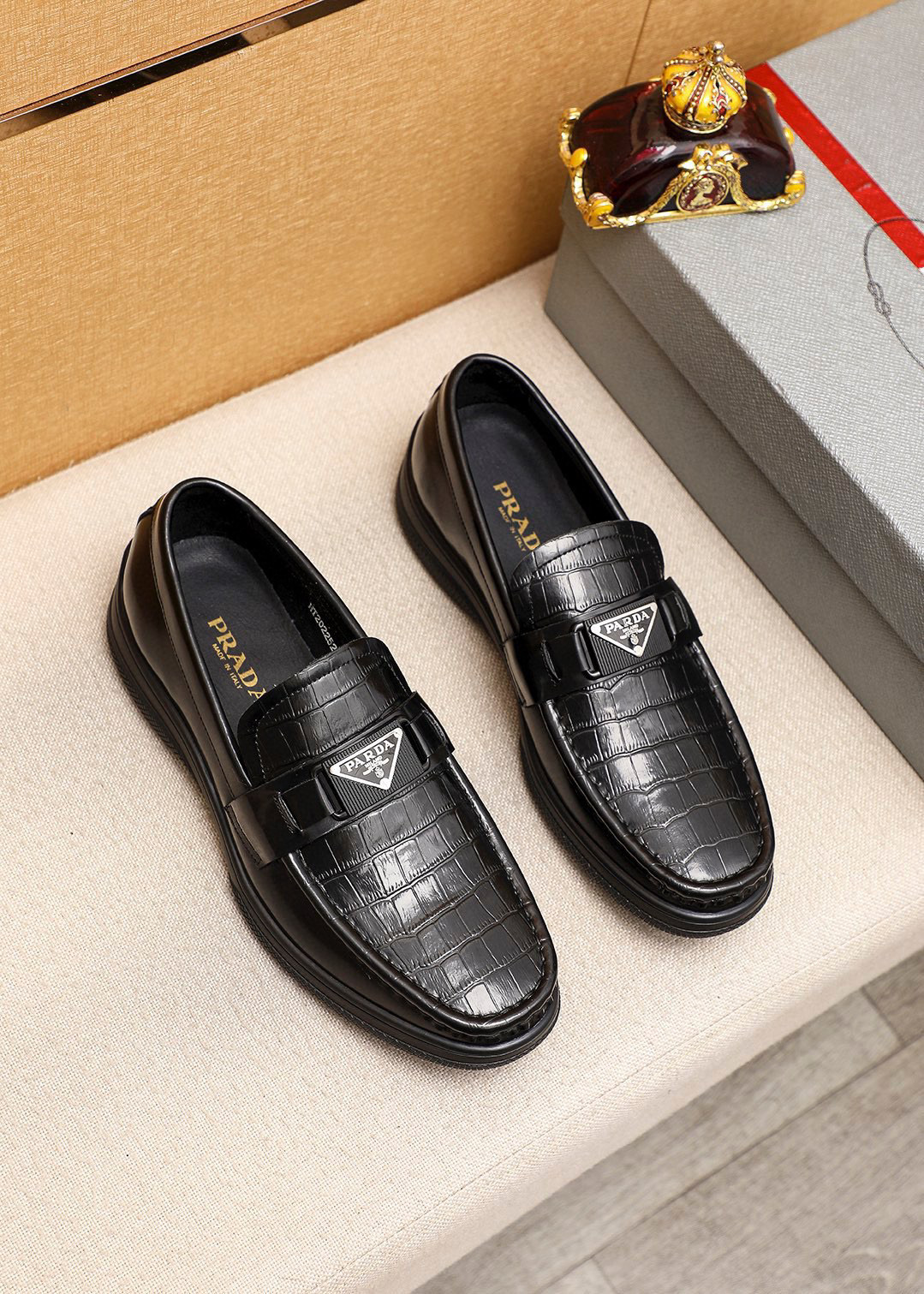 NO:680238,Product trademark PRADA 'Prada' casual leather shoes, correct size: 39-44 (customized at 38.45) Product material selection, imported first-layer calfskin embossed upper + original hardware buckle, imported water-dyed cowhide lining. Strong three-dimensional visual effect, non-slip and wear-resistant rubber outsole, 1 color optional, prada, prada, cowhide19860909商品商标PRADA「 普拉达」休闲皮鞋 正码码数:39-44(38.45订制) 商品材料精选 进口头层小牛皮压花鞋面+原版五金扣,进口水染牛皮内里.强烈立体视觉效果,防滑耐磨橡胶大底 颜 色1色可选,,prada,prada,cowhide,Men's shoes