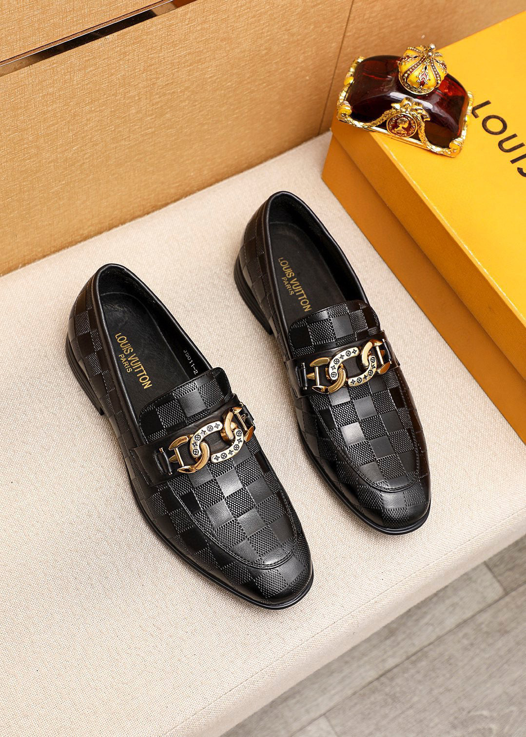 NO:680242,Product trademark LOUIS VUITTON 'Louis Vuitton' casual leather shoes. Regular size: 39-44 (customized at 38.45) Product material selection: imported first-layer calfskin embossed upper + luxury hardware buckle, imported first-layer cowhide lining. Strong three-dimensional visual effect, non-slip and wear-resistant rubber outsole. 1 color available, louis vuitton, louis vuitton, cowhide19860909商品商标LOUIS VUITTON「 路易威登」休闲皮鞋 正码码数:39-44（38.45订制） 商品材料精选 进口头层小牛皮压花鞋面+奢华五金扣,进口头层牛皮内里.强烈立体视觉效果,防滑耐磨橡胶大底 颜 色1色可选,,louis vuitton,louis vuitton,cowhide,Men's shoes