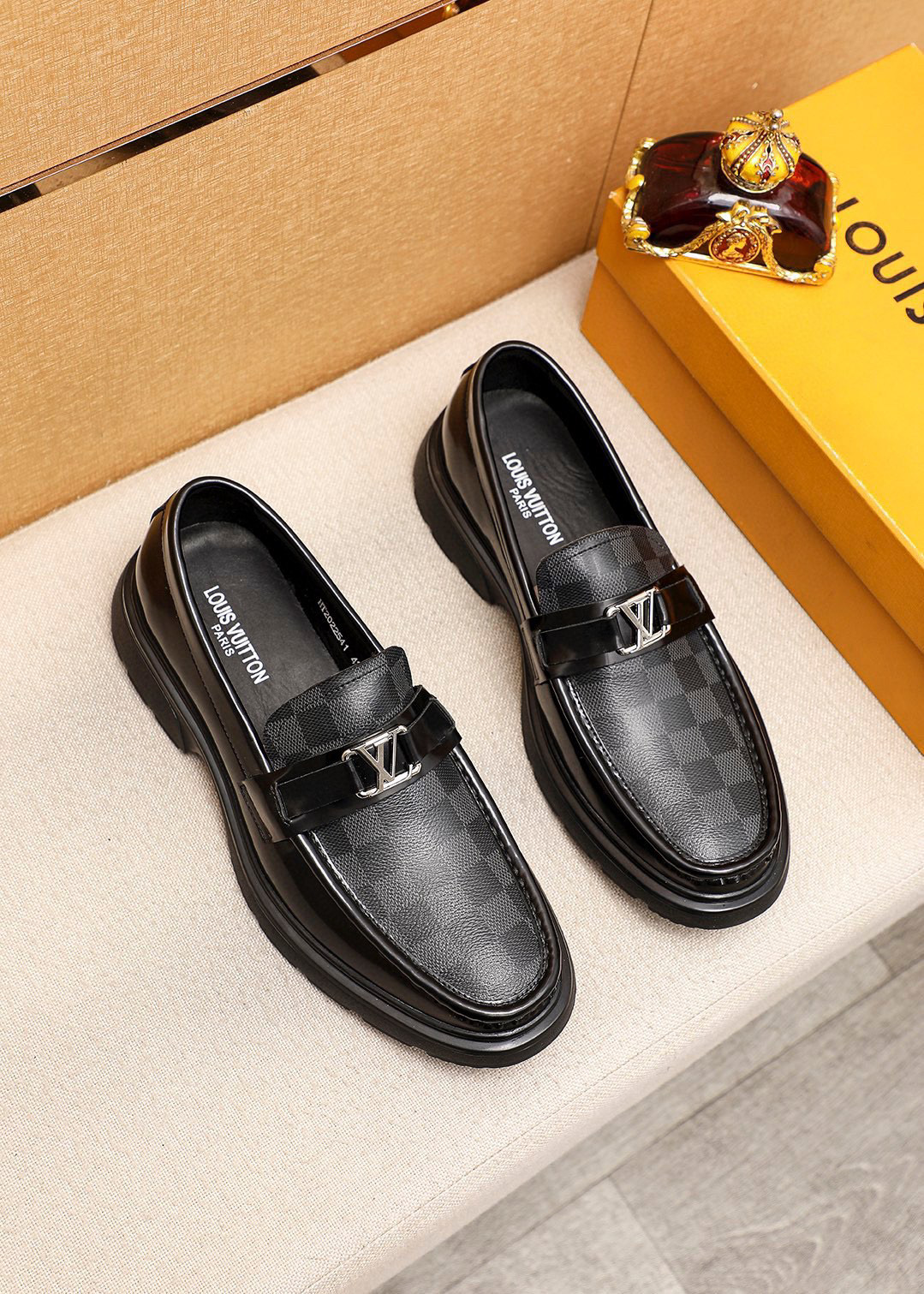NO:680244,Product trademark LOUIS VUITTON 'Louis Vuitton' casual leather shoes. Regular size: 39-44 (customized at 38.45). Selected product materials. Small imported top layer, presbyopic cowhide upper + luxury hardware buckle, imported first layer cowhide lining. Strong three-dimensional visual effect, non-slip and wear-resistant rubber outsole. 1 color optional, louis vuitton, louis vuitton, cowhide19860909商品商标LOUIS VUITTON「 路易威登」休闲皮鞋 正码码数:39-44（38.45订制） 商品材料精选 进口头层小,老花牛皮鞋面+奢华五金扣,进口头层牛皮内里.强烈立体视觉效果,防滑耐磨橡胶大底 颜 色1色可选,,louis vuitton,louis vuitton,cowhide,Men's shoes