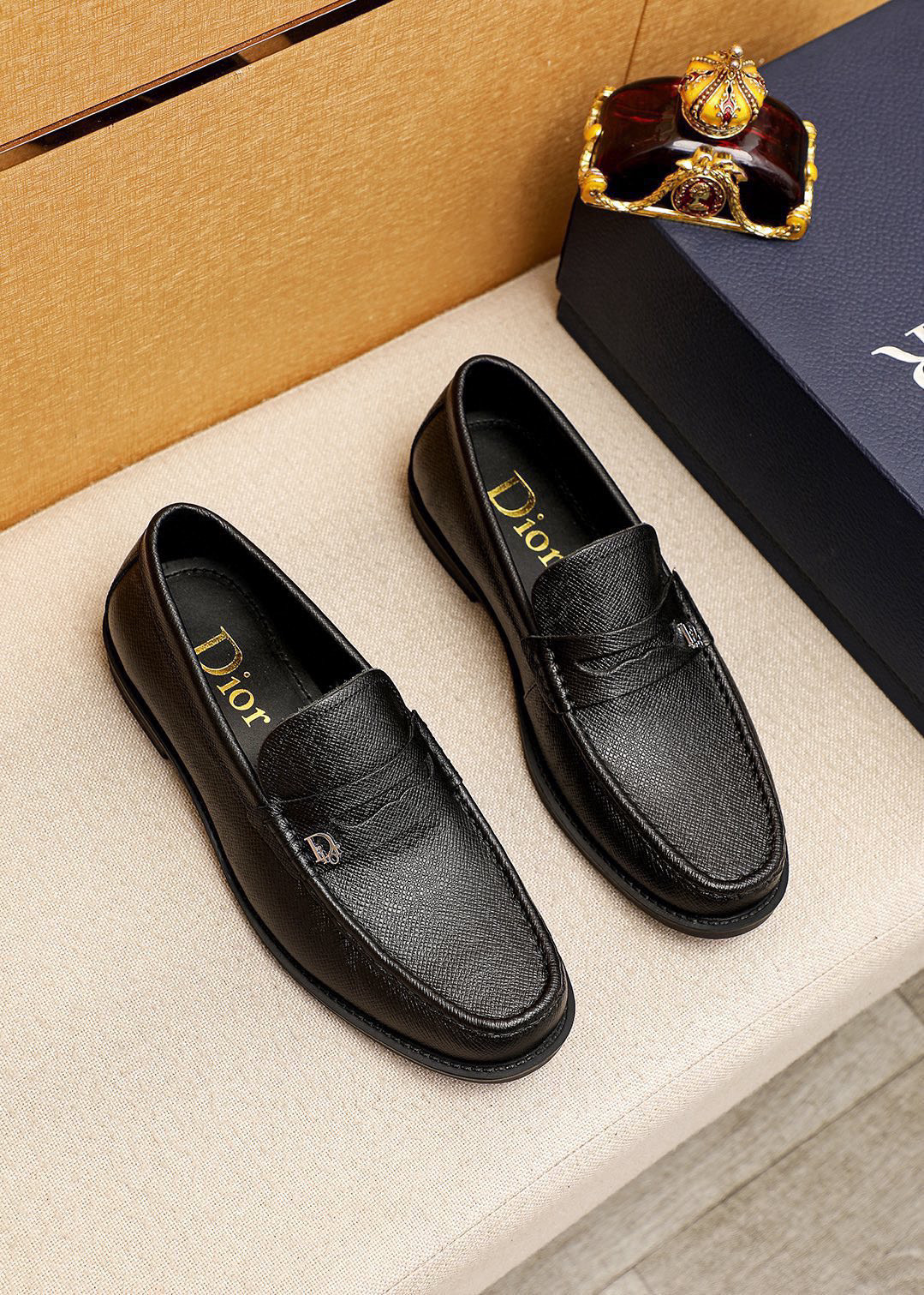 NO:680260,Product trademark Dior 'Dior' casual leather shoes, correct size: 38-44 (45 customized) Product material selection: Italian imported first-layer cross-grain calfskin upper + luxury hardware buckle, imported water-dyed cowhide lining. Strong three-dimensional visual effect, original outsole, 3 leather colors available, dior, dior, cowhide19860909商品商标Dior「 迪奥」休闲皮鞋 正码码数:38-44（45订做） 商品材料精选 意大利进口头层十字纹小牛皮鞋面+奢华五金扣,进口水染牛皮内里.强烈立体视觉效果,原版大底 颜 色3种皮料可选,,dior,dior,cowhide,Men's shoes