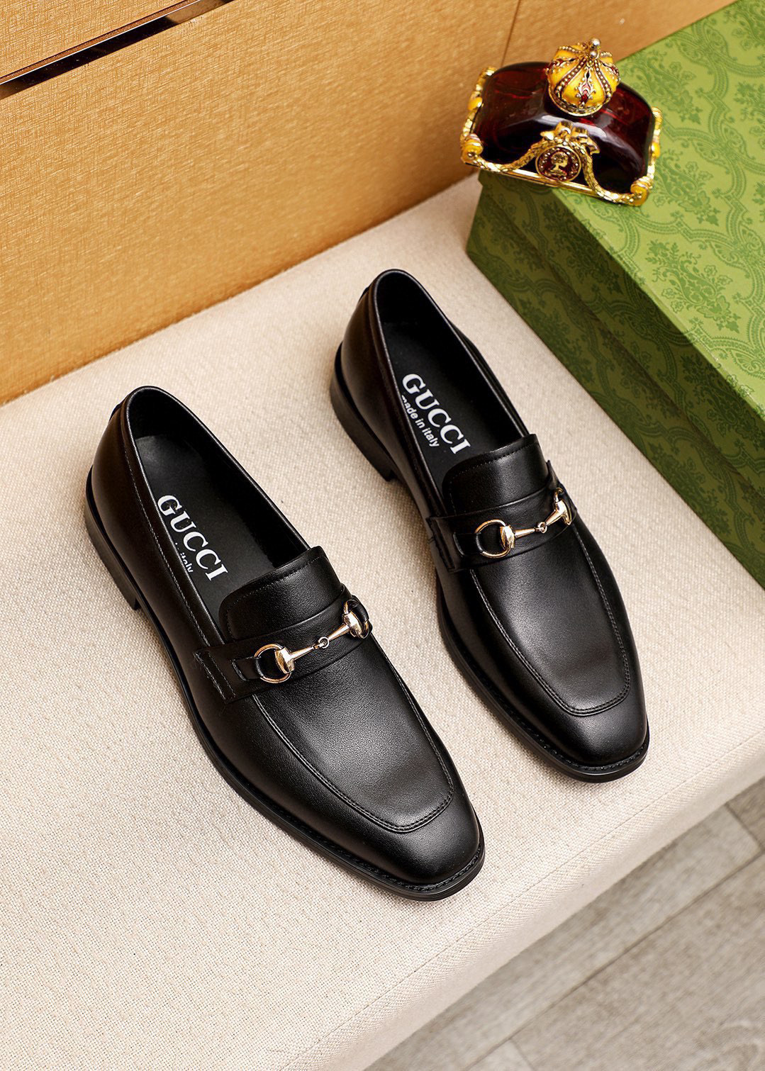 NO:680271,Product trademark GUCCI 'Gucci' casual leather shoes. Regular size: 39-44 (customized at 38.45.46) Product material selection: imported first-layer calfskin upper + luxury hardware buckle, imported sheepskin lining. Strong three-dimensional visual effect, combined outsole color 1 color optional, gucci, gucci, cowhide, sheepskin19860909商品商标GUCCI「 古驰」休闲皮鞋 正码码数:39-44（38.45.46订制） 商品材料精选 进口头层小牛皮鞋面+奢华五金扣,进口羊皮内里.强烈立体视觉效果,组合大底 颜 色1色可选,,gucci,gucci,cowhide,sheepskin,Men's shoes