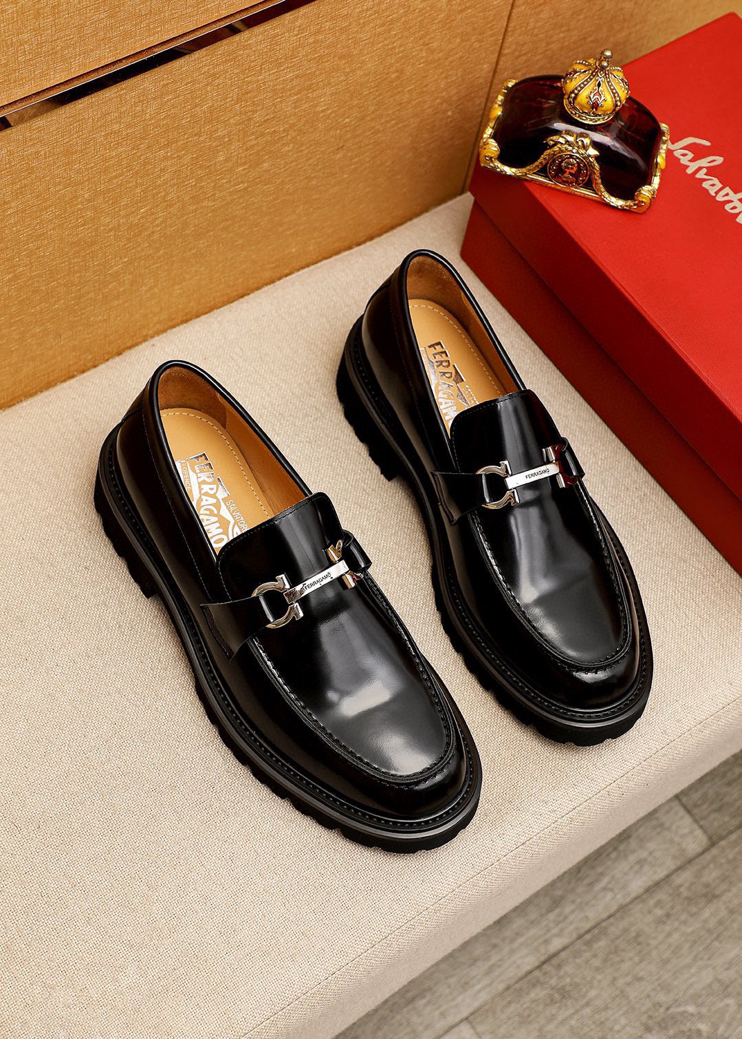 NO:711673,Shopping for top-quality Ferragamo hot items at the counter!  2024 Men’s Formal Leather Shoes!  Pure and high quality can be compared 1:1!  Fabric imported from Italy, original custom-made first-layer open-edge beaded calfskin lining, fully imported water-dyed cowhide lining!  The counters are selling simultaneously, and the soles are foam soles imported from Dongguan!  The original soles are specially provided by the original factory and are super comfortable. The original factory follows the order and is of high quality. You can enter and exit the counter at will. You are welcome to compare and synchronize with the counter. The correct size is 38–44 (45 customized), ferragamo, cowhide19860909专柜品质顶级代购菲拉格慕爆款！2024男士正装皮鞋！纯正高品质可1:1比较！面料意大利进口原版定制头层开边珠小牛皮内里全进口水染牛皮里垫！专柜同步发售,鞋底东莞进口发泡大底！原厂特供原版底超级舒适,原厂跟单货,高品质,可随意进出专柜,欢迎对比专柜同步,正码38–44(45订制）,,ferragamo,cowhide,Men's shoes