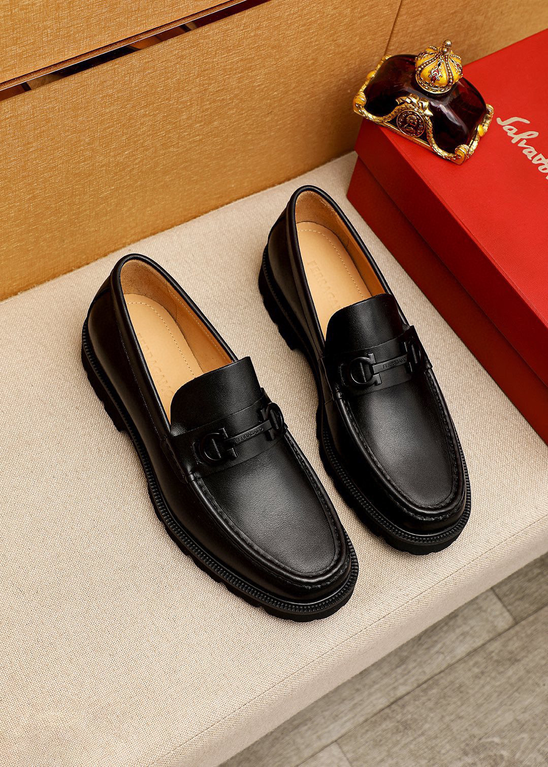 NO:711677,Shopping for top-quality Ferragamo hot items at the counter!  2024 Men’s Formal Leather Shoes!  Pure and high quality can be compared 1:1!  Fabric imported from Italy, original custom-made first-layer cowhide lining, fully imported water-dyed cowhide lining!  The counters are selling simultaneously, and the soles are foam soles imported from Dongguan!  The original soles are specially provided by the original factory and are super comfortable. The original factory follows the order and is of high quality. You can enter and exit the counter at will. You are welcome to compare and synchronize with the counter. The correct size is 38–44 (45 customized), ferragamo, cowhide19860909专柜品质顶级代购菲拉格慕爆款！2024男士正装皮鞋！纯正高品质可1:1比较！面料意大利进口原版定制头层牛皮内里全进口水染牛皮里垫！专柜同步发售,鞋底东莞进口发泡大底！原厂特供原版底超级舒适,原厂跟单货,高品质,可随意进出专柜,欢迎对比专柜同步,正码38–44(45订制）,,ferragamo,cowhide,Men's shoes