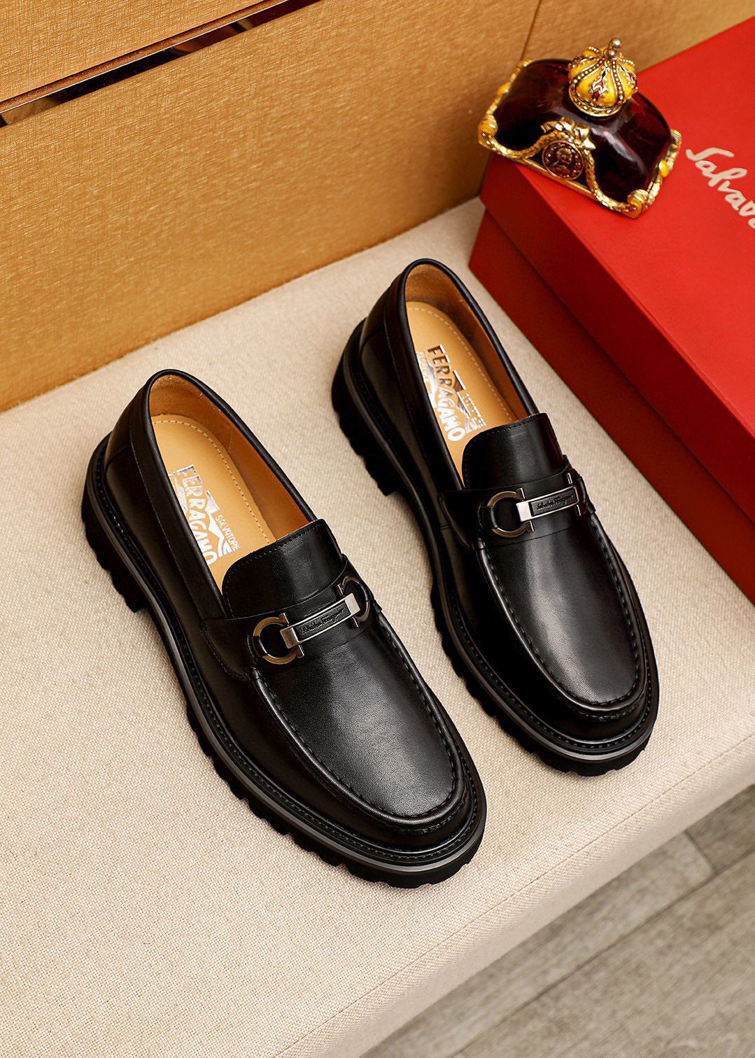 NO:711680,Shopping for top-quality Ferragamo hot items at the counter!  2024 Men’s Formal Leather Shoes!  Pure and high quality can be compared 1:1!  Fabric imported from Italy, original custom-made first-layer calfskin lining, fully imported water-dyed cowhide lining!  The counters are selling simultaneously, and the soles are foam soles imported from Dongguan!  The original soles are specially provided by the original factory and are super comfortable. The original factory follows the order and is of high quality. You can enter and exit the counter at will. You are welcome to compare and synchronize with the counter. The correct size is 38–44 (45 customized), ferragamo, cowhide19860909专柜品质顶级代购菲拉格慕爆款！2024男士正装皮鞋！纯正高品质可1:1比较！面料意大利进口原版定制头层小牛皮内里全进口水染牛皮里垫！专柜同步发售,鞋底东莞进口发泡大底！原厂特供原版底超级舒适,原厂跟单货,高品质,可随意进出专柜,欢迎对比专柜同步,正码38–44(45订制）,,ferragamo,cowhide,Men's shoes