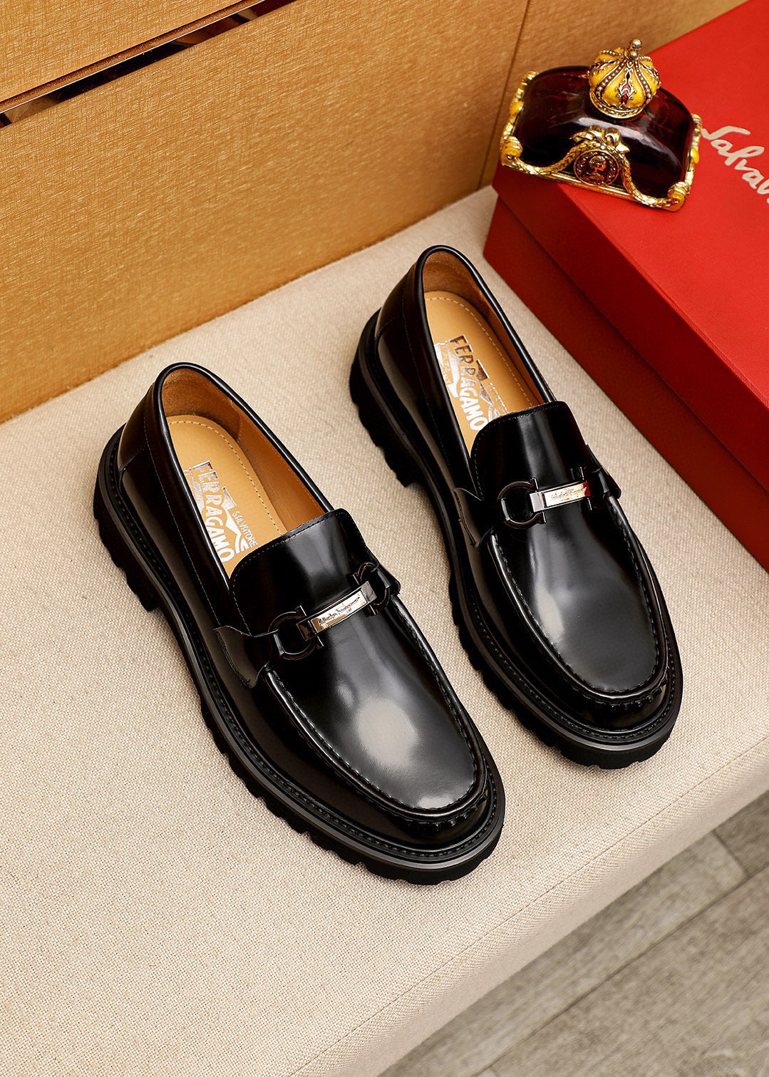 NO:711660,Shopping for top-quality Ferragamo hot items at the counter!  2024 Men’s Formal Leather Shoes!  Pure and high quality can be compared 1:1!  Fabric imported from Italy, original custom-made first-layer open-edge beaded calfskin lining, fully imported water-dyed cowhide lining!  The counters are selling simultaneously, and the soles are foam soles imported from Dongguan!  The original soles are specially provided by the original factory and are super comfortable. The original factory follows the order and is of high quality. You can enter and exit the counter at will. You are welcome to compare and synchronize with the counter. The correct size is 38–44 (45 customized), ferragamo, cowhide19860909专柜品质顶级代购菲拉格慕爆款！2024男士正装皮鞋！纯正高品质可1:1比较！面料意大利进口原版定制头层开边珠小牛皮内里全进口水染牛皮里垫！专柜同步发售,鞋底东莞进口发泡大底！原厂特供原版底超级舒适,原厂跟单货,高品质,可随意进出专柜,欢迎对比专柜同步,正码38–44(45订制）,,ferragamo,cowhide,Men's shoes