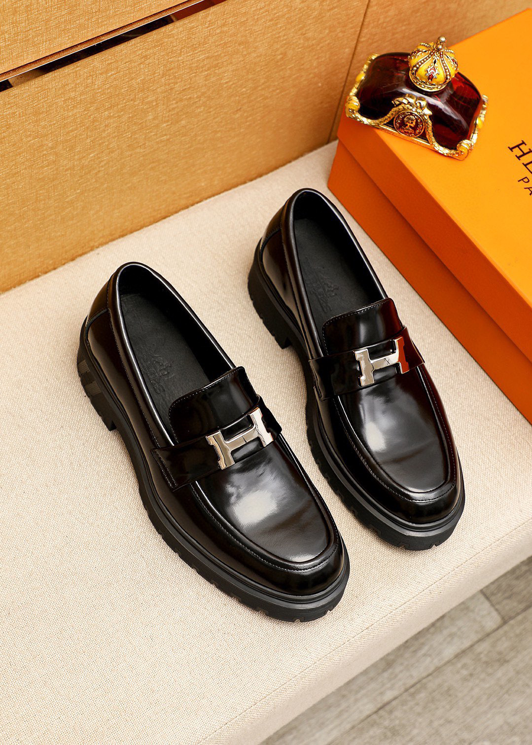 NO:351049,P original single (HEPMES) Mocasin shoes combine novel shoe shapes, high-quality materials and exquisite details. The imported head layer is beaded with beaded cowhide and the instep is decorated with golden Gancio buckle, which brings a luxurious style. TPU rubber sole is soft and has a soft texture. Size 39-44 (38.45.46 customized), hermes,cowhide19860909P  原单（爱马仕HEPMES）莫卡辛鞋集新颖鞋型、上乘材质与精湛细节于一体,进口头层开边珠牛皮,脚背点缀金色Gancio扣饰,焕现奢华风采.TPU橡胶鞋底质感柔韧 Size 39-44(38.45.46订做),,hermes,cowhide,Men's shoes