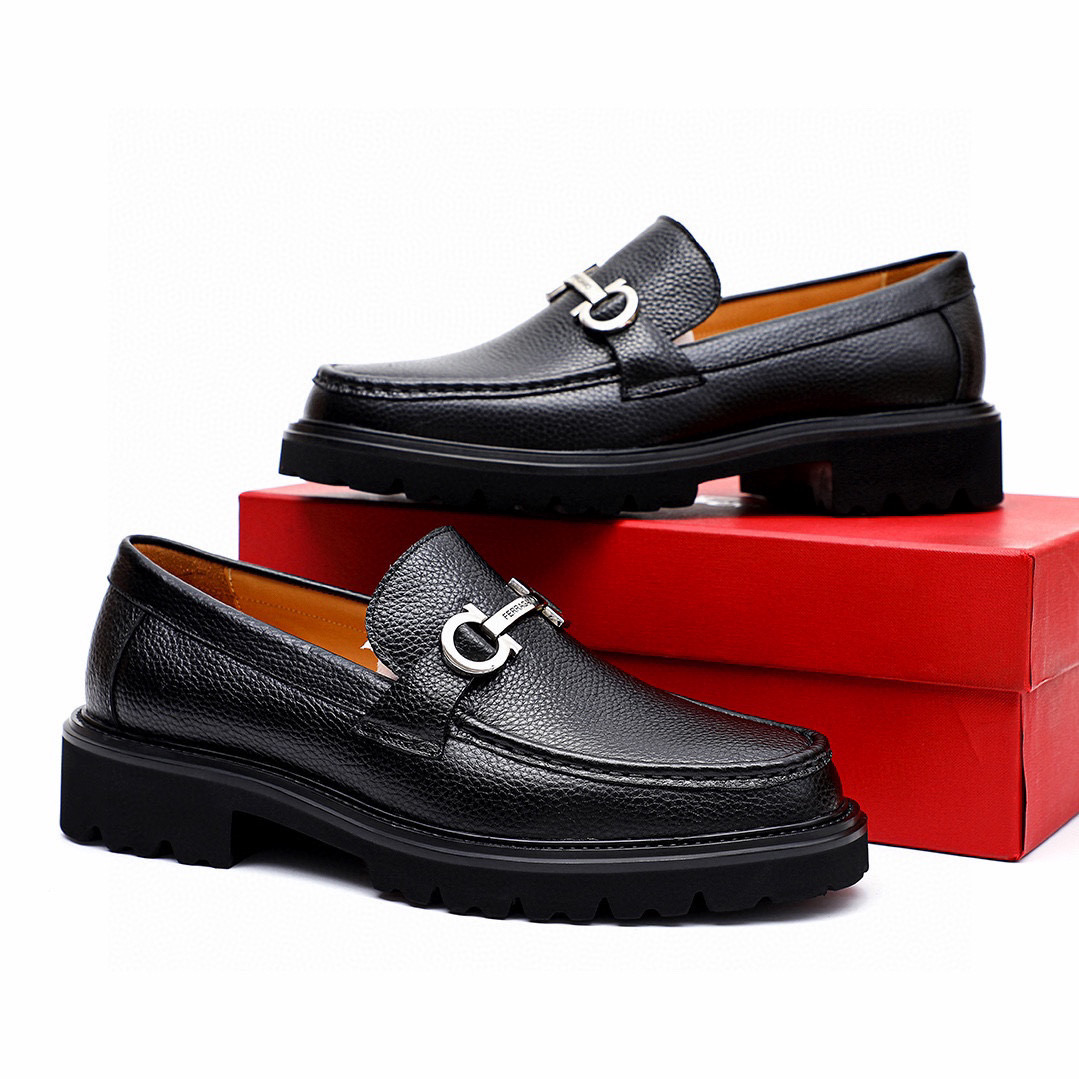 NO:352427,Top quality counter purchasing agent Ferragamo!  2024 men's formal leather shoes!  Pure and high quality can be compared 1:1!  Fabric imported from Italy original custom-made top layer lychee pattern calfskin inner lining is fully imported water dyed cowhide inner lining pad!  The counter is available at the same time, and the soles are imported from Dongguan!  Original special supply original base is super comfortable, original order goods, high quality, you can enter and exit the counter at will, welcome to compare the counter synchronous code, positive code 38–44 (45 customized), ferragamo, cowhide19860909专柜品质顶级代购菲拉格慕爆款！2024男士正装皮鞋！纯正高品质可1:1比较！面料意大利进口原版定制头层荔枝纹小牛皮内里全进口水染牛皮里垫！专柜同步发售,鞋底东莞进口发泡大底！原厂特供原版底超级舒适,原厂跟单货,高品质,可随意进出专柜,欢迎对比专柜同步,正码38–44(45订制）,,ferragamo,cowhide,Men's shoes