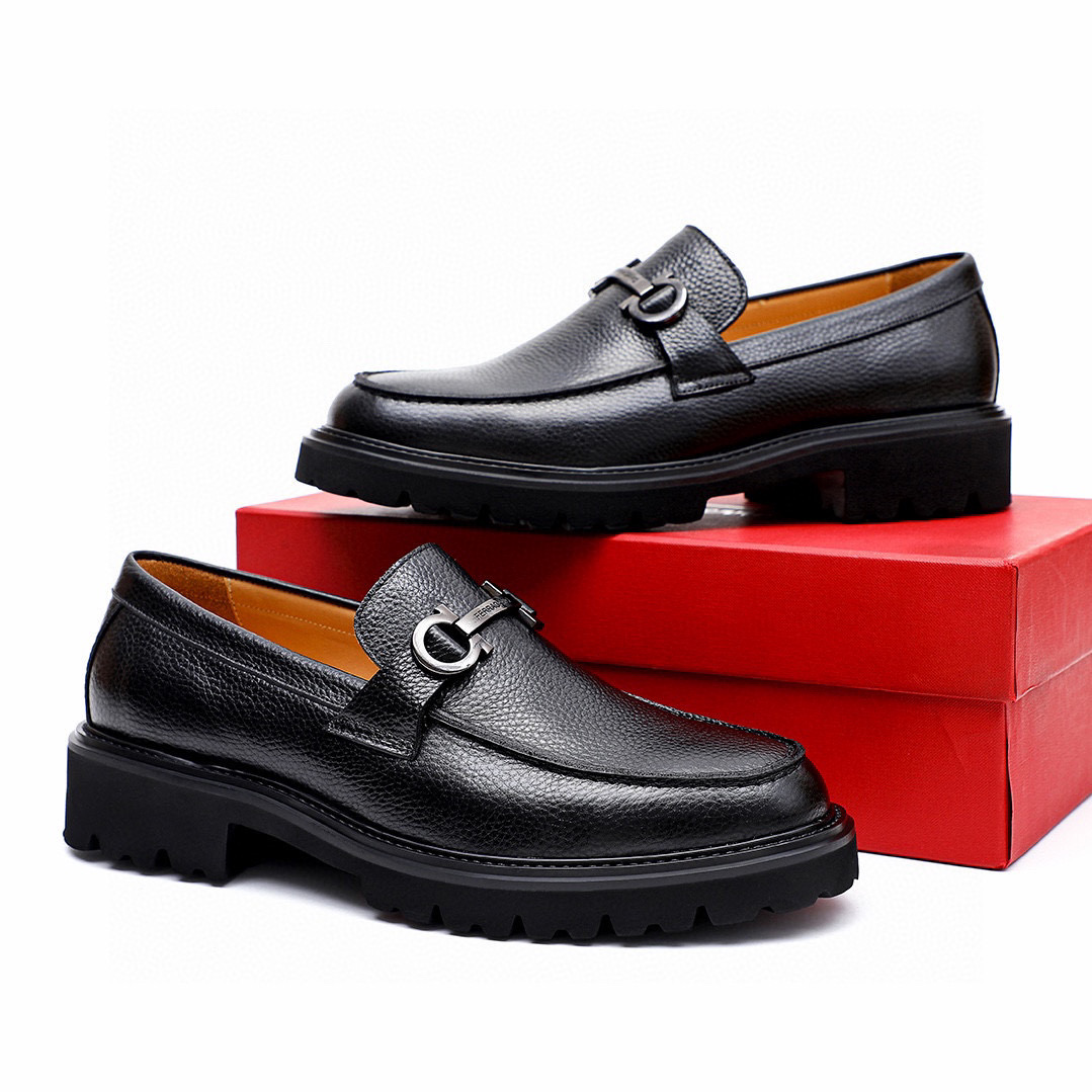 NO:352469,Top quality counter purchasing agent Ferragamo!  2024 men's formal leather shoes!  Pure and high quality can be compared 1:1!  Fabric imported from Italy original custom-made top layer lychee pattern calfskin inner lining is fully imported water dyed cowhide inner lining pad!  The counter is available at the same time, and the soles are imported from Dongguan!  Original special supply original base is super comfortable, original order goods, high quality, you can enter and exit the counter at will, welcome to compare the counter synchronous code, positive code 38–44 (45 customized), ferragamo, cowhide19860909专柜品质顶级代购菲拉格慕爆款！2024男士正装皮鞋！纯正高品质可1:1比较！面料意大利进口原版定制头层荔枝纹小牛皮内里全进口水染牛皮里垫！专柜同步发售,鞋底东莞进口发泡大底！原厂特供原版底超级舒适,原厂跟单货,高品质,可随意进出专柜,欢迎对比专柜同步,正码38–44(45订制）,,ferragamo,cowhide,Men's shoes