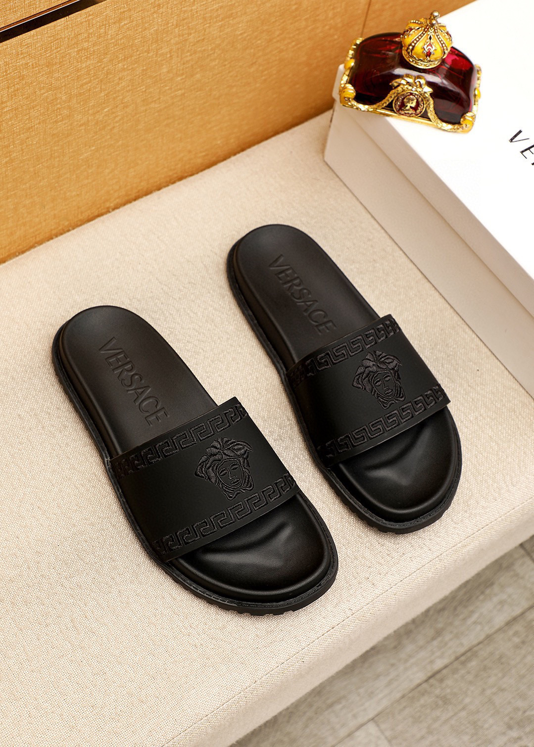 NO:532590,. Top Purchase Versace Men's Spring and Summer Slippers Counter Synchronize Upper Imported Italian Cowhide Fabric, Logo Graphics High Quality Crafts, Original Sole Special Original Sole, Exclusive Modified Sole Super Comfortable, Original Order Goods, High Quality, You can enter and exit the counter at will, welcome to compare, Count 38-45, versace, slippers, cowhide19860909.顶级代购 范思哲 男士春夏拖鞋专柜同步 鞋面意大利进口牛皮面料,标志图形高品质工艺,鞋底原厂特供原版底,独家活动成型底超级舒适,原厂跟单货,高品质,可随意进出专柜,欢迎对比,码数38-45,,versace,slippers,cowhide,Men's shoes