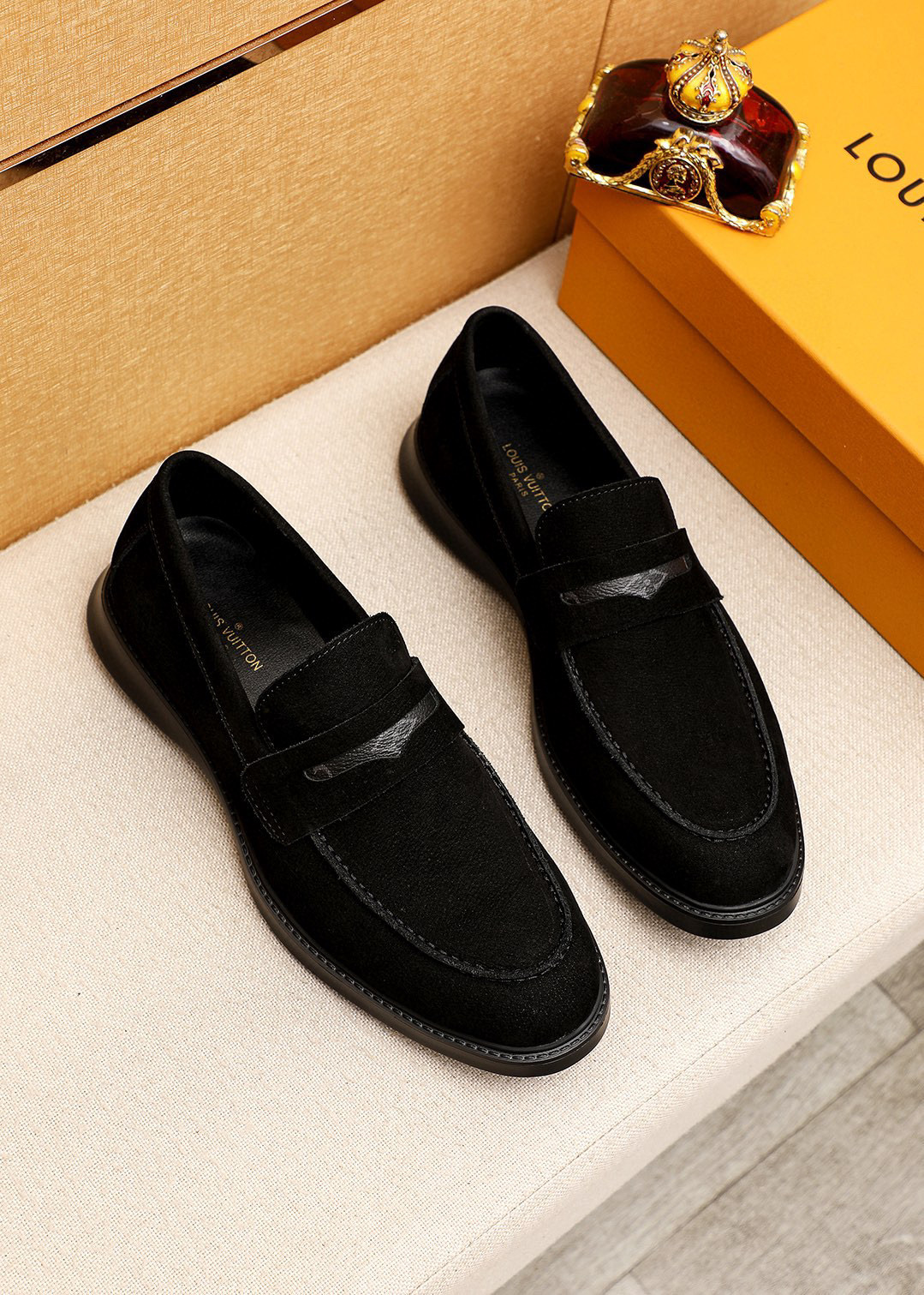 NO:555263,Product trademark LOUIS VUITTON 'Louis Vuitton' casual leather shoes. Regular size: 39-44 (customized at 38.45.46) Product material selection: imported first-layer nubuck leather upper, imported first-layer cowhide lining. Strong three-dimensional visual effect, original outsole color, 2 colors available, louis vuitton, louis vuitton19860909商品商标LOUIS VUITTON「 路易威登」休闲皮鞋 正码码数:39-44（38.45.46订制） 商品材料精选 进口头层磨砂皮鞋面,进口头层牛皮内里.强烈立体视觉效果,原版大底 颜 色2色可选,,louis vuitton,louis vuitton,Men's shoes