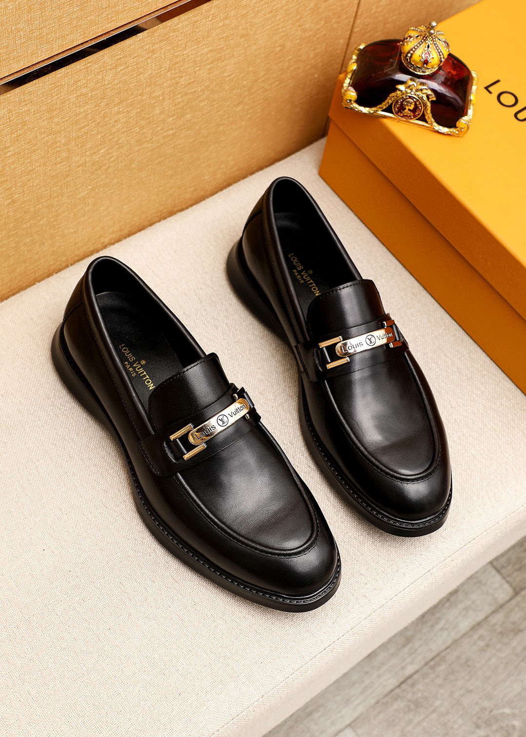 NO:555268,Product trademark LOUIS VUITTON 'Louis Vuitton' casual leather shoes. Regular size: 39-44 (customized at 38.45.46) Product material selection: imported first-layer calfskin upper + luxury hardware buckle, imported first-layer cowhide lining. Strong three-dimensional visual effect, original outsole color 3 colors available, louis vuitton, louis vuitton, cowhide19860909商品商标LOUIS VUITTON「 路易威登」休闲皮鞋 正码码数:39-44（38.45.46订制） 商品材料精选 进口头层小牛皮鞋面+奢华五金扣,进口头层牛皮内里.强烈立体视觉效果,原版大底 颜 色3色可选,,louis vuitton,louis vuitton,cowhide,Men's shoes