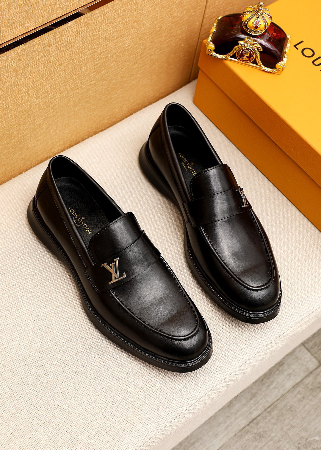 NO:555276,Product trademark LOUIS VUITTON 'Louis Vuitton' casual leather shoes. Regular size: 39-44 (customized at 38.45.46) Product material selection: imported first-layer calfskin upper + luxury hardware buckle, imported first-layer cowhide lining. Strong three-dimensional visual effect, original outsole color 3 colors available, louis vuitton, louis vuitton, cowhide19860909商品商标LOUIS VUITTON「 路易威登」休闲皮鞋 正码码数:39-44（38.45.46订制） 商品材料精选 进口头层小牛皮鞋面+奢华五金扣,进口头层牛皮内里.强烈立体视觉效果,原版大底 颜 色3色可选,,louis vuitton,louis vuitton,cowhide,Men's shoes