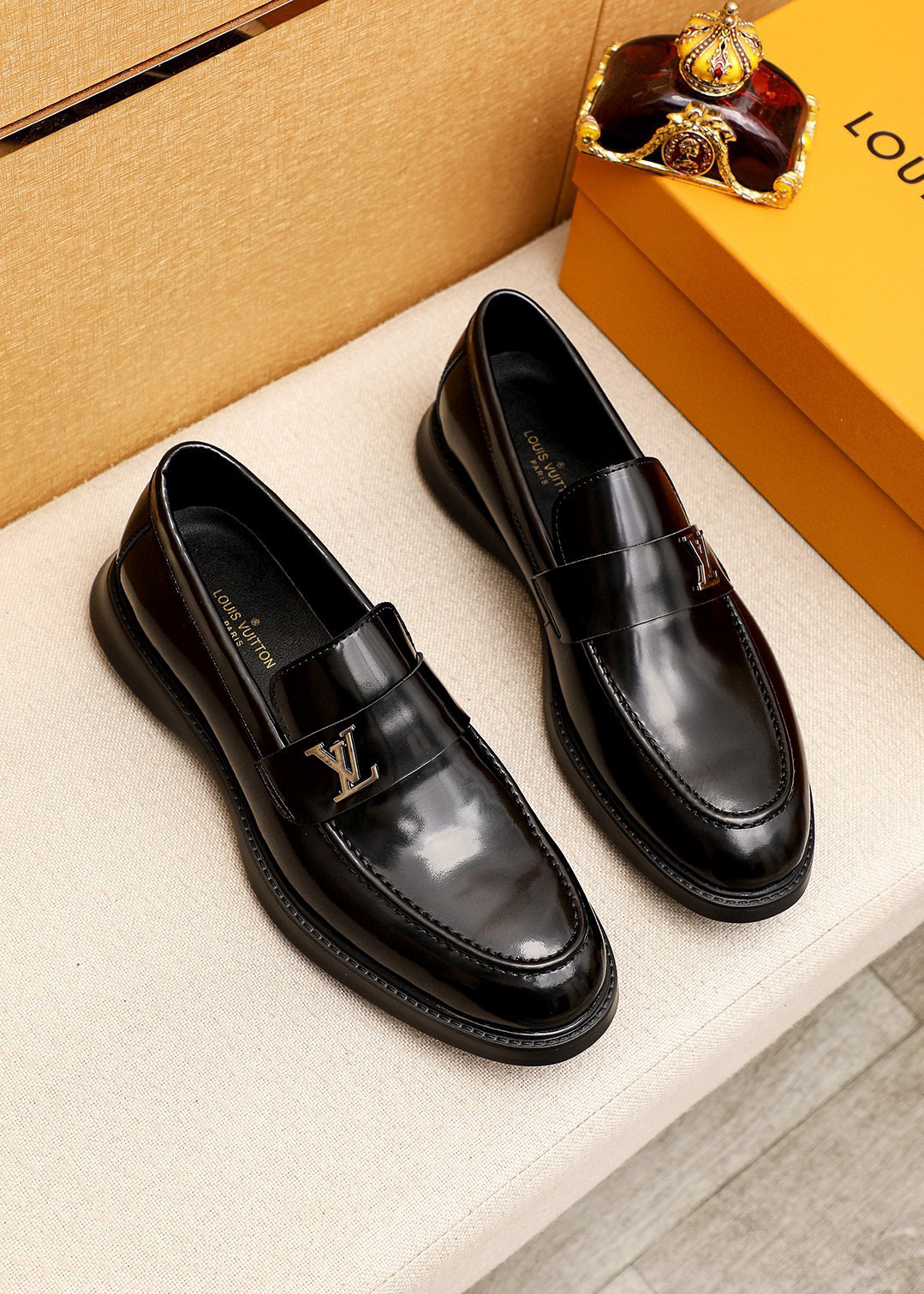 NO:555279,Product trademark LOUIS VUITTON 'Louis Vuitton' casual leather shoes. Regular size: 39-44 (customized at 38.45.46) Product material selection: imported first-layer open-edge beaded cowhide upper + luxury hardware buckle, imported first-layer cowhide lining. Strong three-dimensional visual effect, original outsole color 3 colors available, louis vuitton, louis vuitton, cowhide19860909商品商标LOUIS VUITTON「 路易威登」休闲皮鞋 正码码数:39-44（38.45.46订制） 商品材料精选 进口头层开边珠牛皮鞋面+奢华五金扣,进口头层牛皮内里.强烈立体视觉效果,原版大底 颜 色3色可选,,louis vuitton,louis vuitton,cowhide,Men's shoes