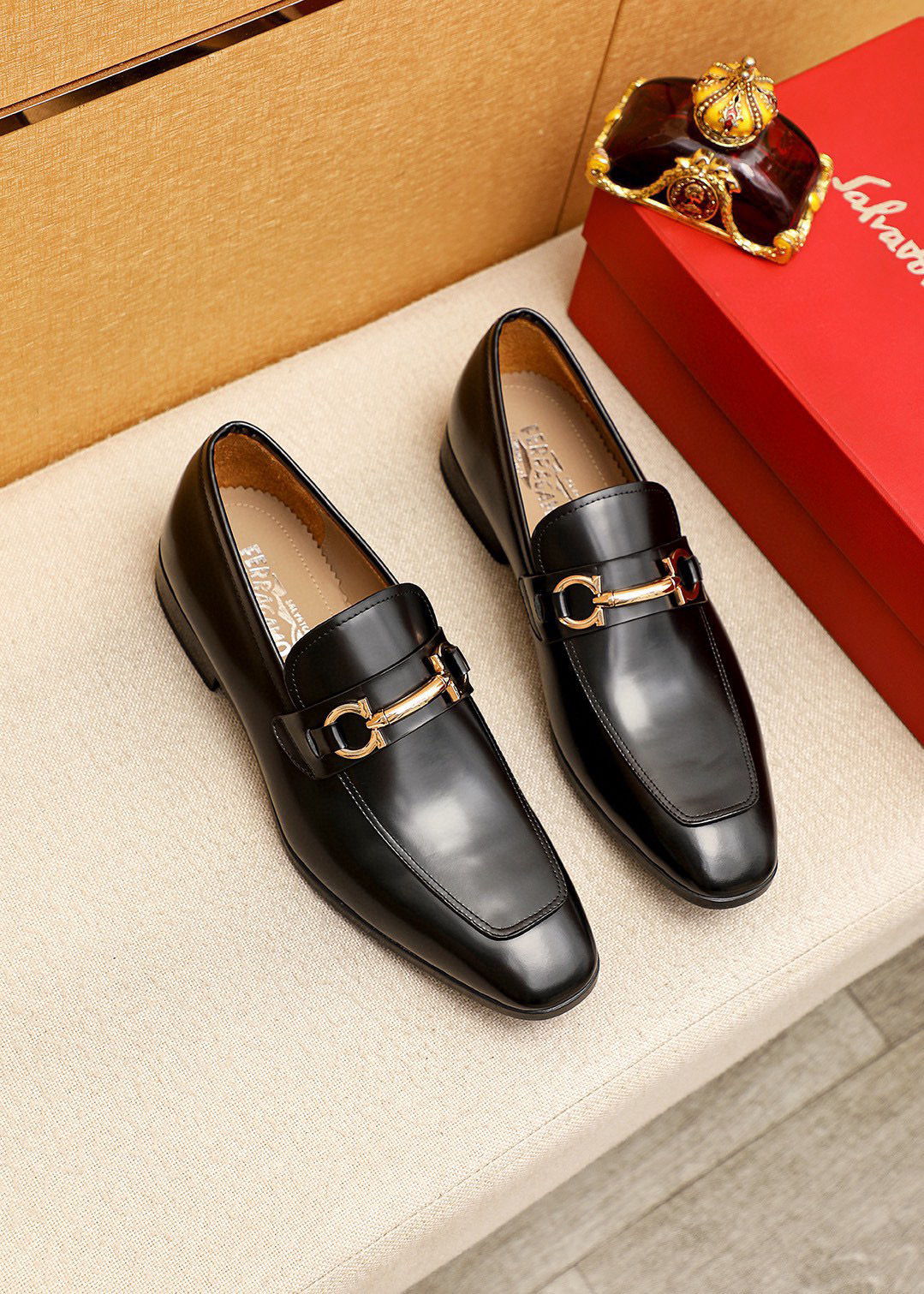 NO:555284,(High-end quality) Ferragamo new official website men's slip-on shoes, the upper is made of imported suede cowhide, the latest brand elements G family hardware pull-tab buckle, the latest Ferragamo official website shows a good atmosphere, the simple design of the slip-on style is super versatile. The inner top layer is water-dyed cowhide. Original rubber sole, size 38-44. (45 custom)), ferragamo, gucci, cowhide19860909(高端品质)菲拉格幕新款 官网男士套脚鞋同步款,鞋面选用进口反绒牛皮,最新品牌元素G家五金拉环扣,菲拉格慕官网最新 彰显不俗的气息,设计简约套脚款型 超级百搭 内里头层水染牛皮里.原版橡胶底,码数38-44.(45订制）),,ferragamo,gucci,cowhide,Men's shoes