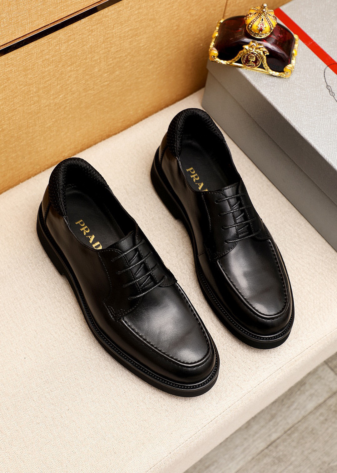 NO:555259,Product trademark PRADA 'Prada' casual leather shoes, correct size: 39-44 (customized at 38.45.46) Product material selection: imported first-layer calfskin upper, imported water-dyed cowhide lining. Strong three-dimensional visual effect, original foam outsole, 2 colors available, prada, prada, cowhide19860909商品商标PRADA「 普拉达」休闲皮鞋 正码码数:39-44(38.45.46订制) 商品材料精选 进口头层小牛皮鞋面,进口水染牛皮内里.强烈立体视觉效果,原版发泡大底 颜 色2色可选,,prada,prada,cowhide,Men's shoes