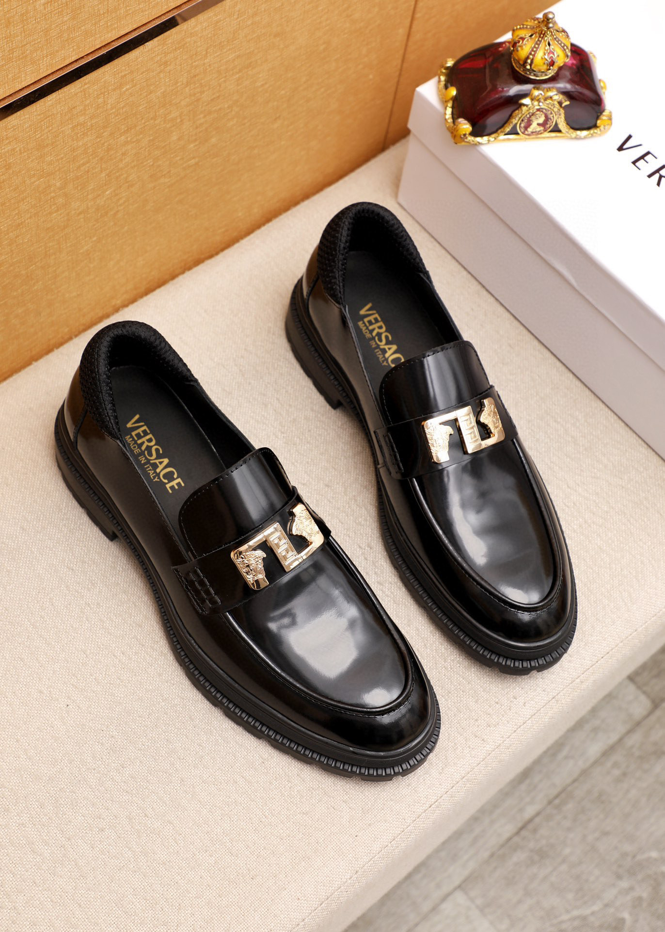 NO:555269,Product trademark VERSACE 'Versace' casual leather shoes, correct size: 39-44 (customized at 38.45.46) Product material selection: imported first-layer open-edge beaded cowhide upper + luxury hardware buckle, imported water-dyed cowhide lining. Strong three-dimensional visual effect, original outsole color 1 color optional, versace,versace,cowhide19860909商品商标VERSACE「范思哲」休闲皮鞋 正码码数:39-44（38.45.46订制） 商品材料精选 进口头层开边珠牛皮鞋面+奢华五金扣,进口水染牛皮内里.强烈立体视觉效果,原版大底 颜 色1色可选,,versace,versace,cowhide,Men's shoes