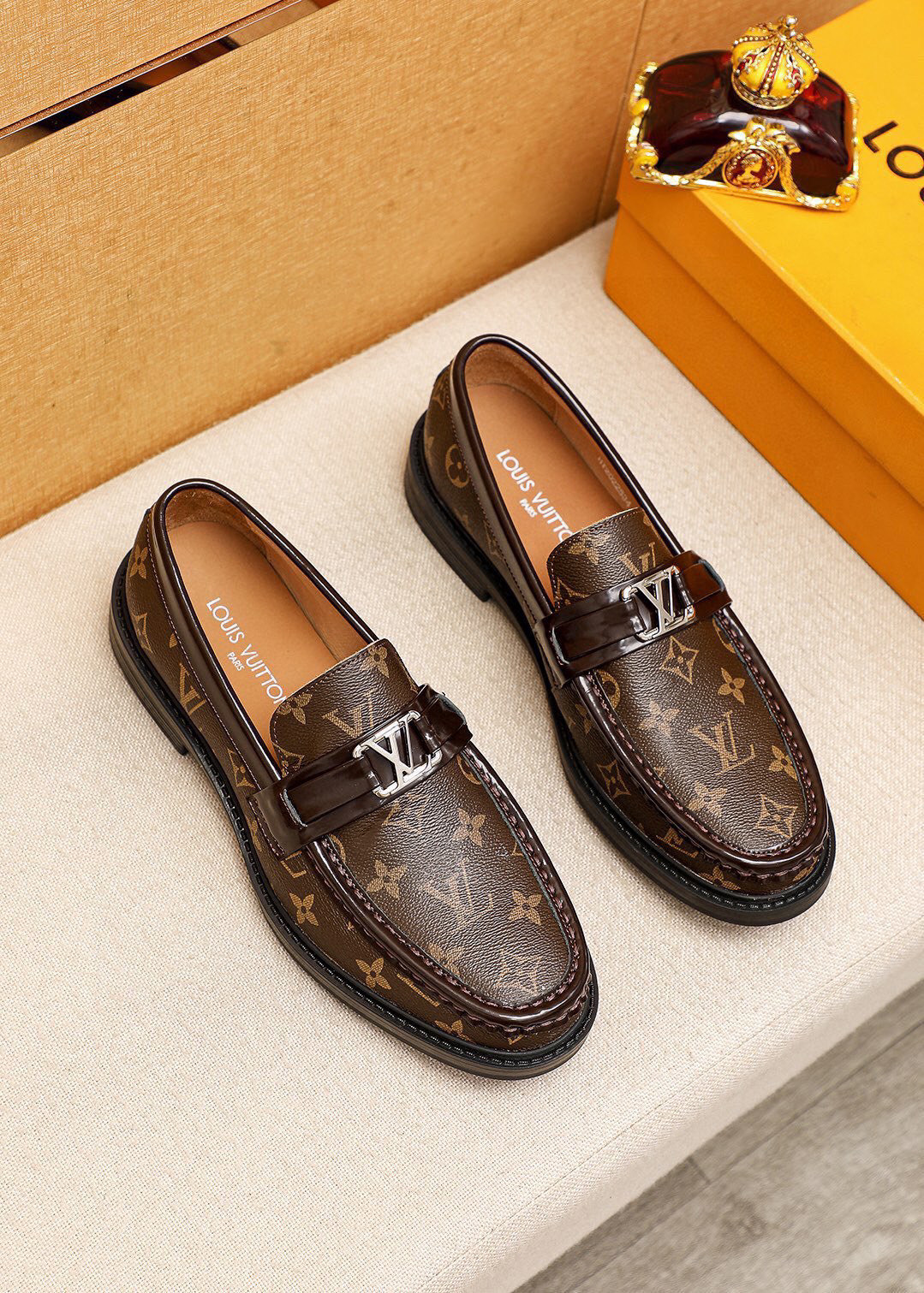 NO:555336,Product trademark LOUIS VUITTON 'Louis Vuitton' casual leather shoes. Regular size: 38-44 (45 customized) Product material selection: imported first-layer presbyopic calfskin upper + luxury hardware buckle, imported first-layer cowhide lining. Strong three-dimensional visual effect, rubber outsole, 2 colors available, louis vuitton, louis vuitton, cowhide19860909商品商标LOUIS VUITTON「 路易威登」休闲皮鞋 正码码数:38-44（45订制） 商品材料精选 进口头层老花小牛皮鞋面+奢华五金扣,进口头层牛皮内里.强烈立体视觉效果,橡胶大底 颜 色2色可选,,louis vuitton,louis vuitton,cowhide,Men's shoes