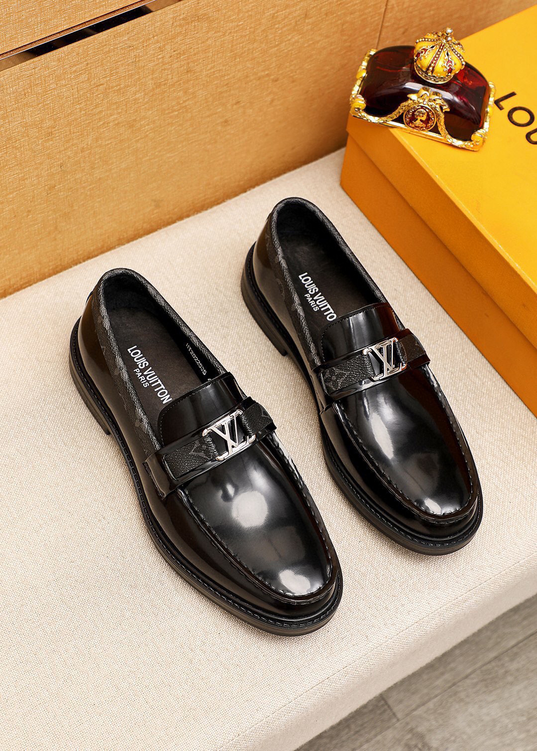 NO:555345,Product trademark LOUIS VUITTON 'Louis Vuitton' casual leather shoes. Regular size: 38-44 (45. Customized) Product material selection: imported first-layer open-edge beaded calfskin upper + luxury hardware buckle, imported first-layer cowhide lining. Strong three-dimensional visual effect, rubber outsole, 1 color optional, louis vuitton, louis vuitton, cowhide19860909商品商标LOUIS VUITTON「 路易威登」休闲皮鞋 正码码数:38-44（45.订制） 商品材料精选 进口头层开边珠小牛皮鞋面+奢华五金扣,进口头层牛皮内里.强烈立体视觉效果,橡胶大底 颜 色1色可选,,louis vuitton,louis vuitton,cowhide,Men's shoes