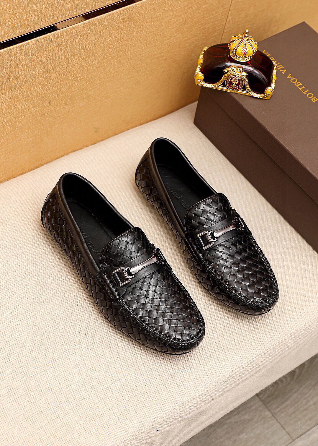 NO:555352,BV men's slip-on shoes [BOTTEGA VENETA] official website counter new model, one-to-one mold opening, Italian calfskin pure hand-woven cowhide lining. Driving slip-on shoes, counter synchronization, size 38～44 (45 customized),,bottega veneta,bottega veneta,cowhide19860909BV男士套脚鞋【BOTTEGA VENETA】官网专柜新款 一比一开模 意大利小牛皮纯手工编织牛皮内里.开车套脚便鞋 专柜同步 尺码 38～44(45订制）,,bottega veneta,bottega veneta,cowhide,Men's shoes