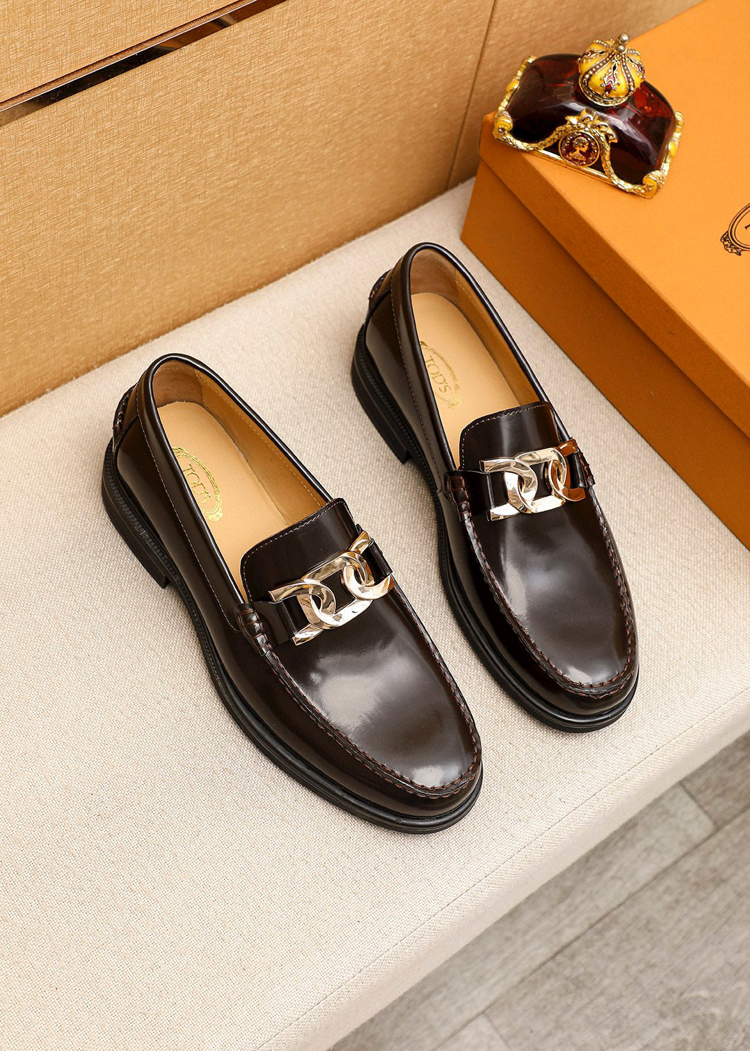 NO:555358,Product trademark TODS 'Tods' casual leather shoes, correct size: 39-44 (customized at 38.45.46) Product material selection, first layer open edge beaded cowhide upper + luxury hardware buckle, imported cowhide lining. Strong three-dimensional visual effect, original outsole color 6 colors available, Tod's,cowhide19860909商品商标TODS「 托德斯」休闲皮鞋 正码码数:39-44（38.45.46订制） 商品材料精选 头层开边珠牛皮鞋面+奢华五金扣,进口牛皮内里.强烈立体视觉效果,原版大底 颜 色6色可选,,Tod's,cowhide,Men's shoes