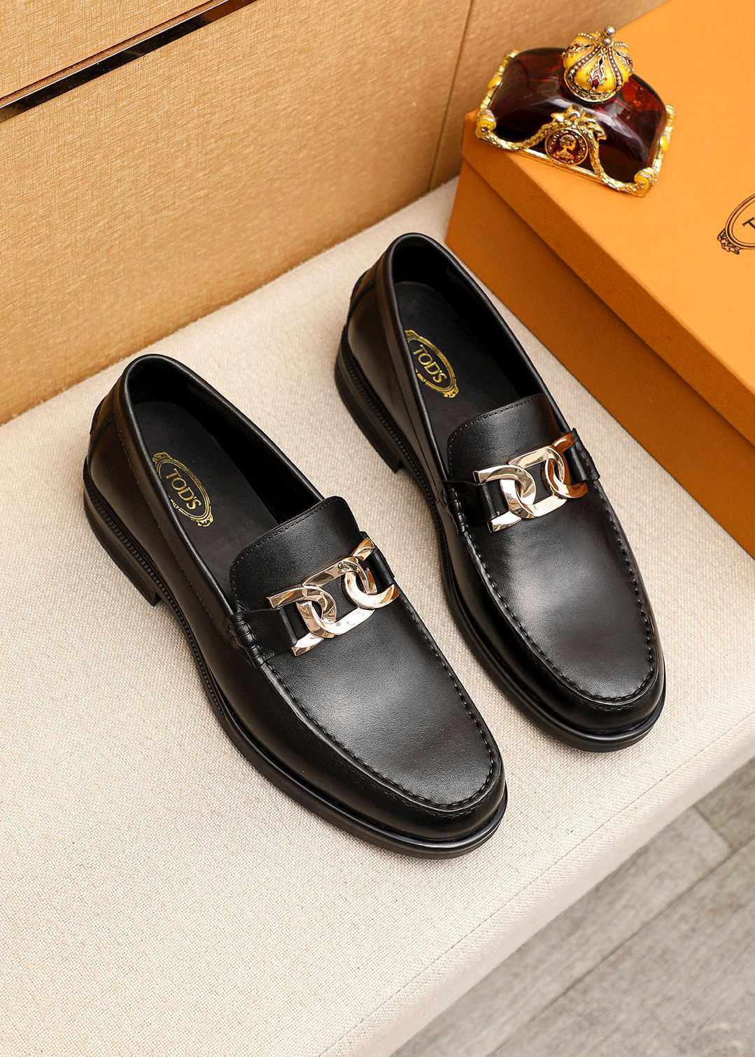 NO:555364,Product trademark TODS 'Tods' casual leather shoes, correct size: 39-44 (customized at 38.45.46) Product material selection, first-layer calfskin upper + luxury hardware buckle, imported cowhide lining. Strong three-dimensional visual effect, rubber outsole, 6 colors available, Tod's, cowhide19860909商品商标TODS「 托德斯」休闲皮鞋 正码码数:39-44（38.45.46订制） 商品材料精选 头层小牛皮鞋面+奢华五金扣,进口牛皮内里.强烈立体视觉效果,橡胶大底 颜 色6色可选,,Tod's,cowhide,Men's shoes