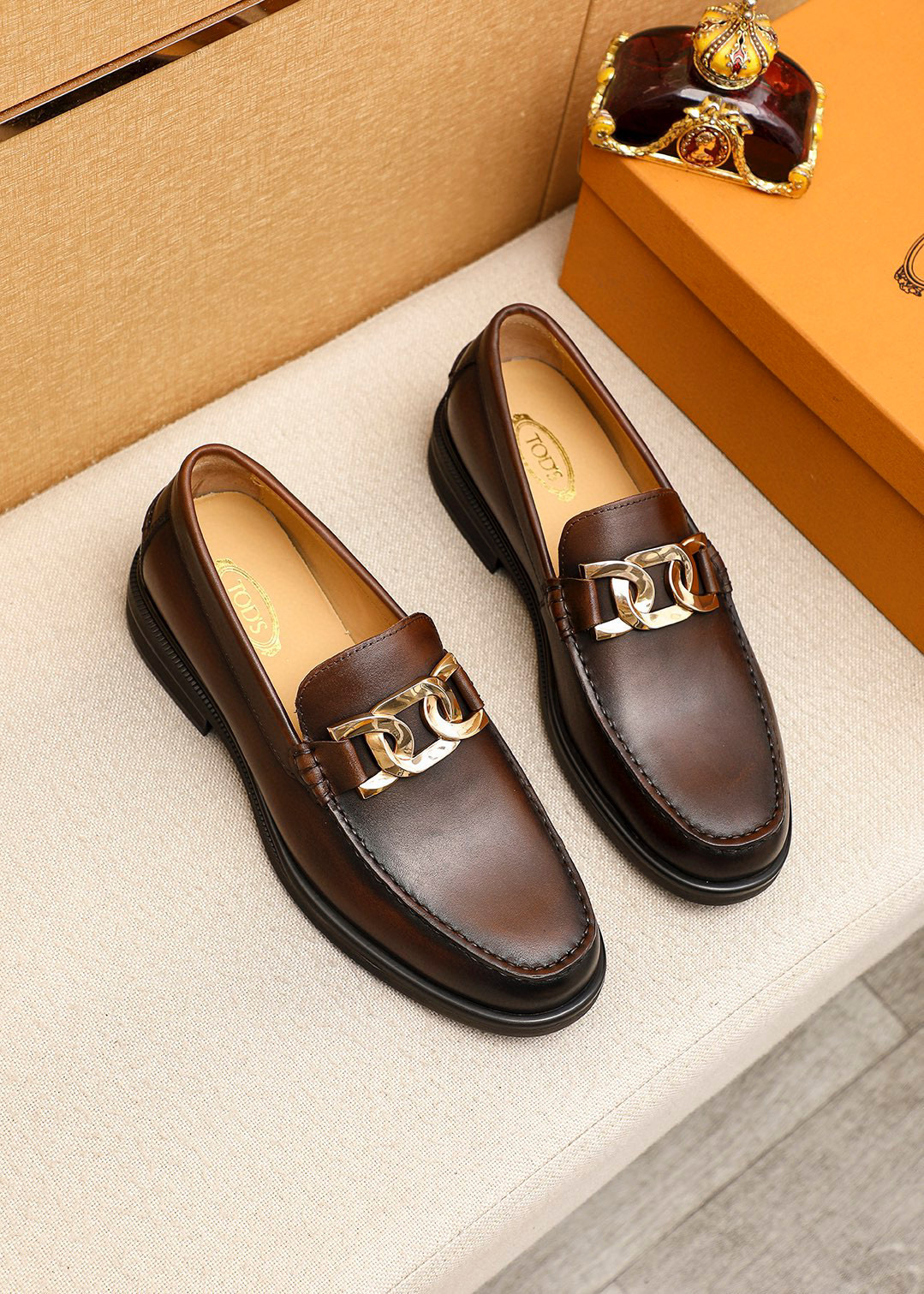 NO:555369,Product trademark TODS 'Tods' casual leather shoes, correct size: 39-44 (customized at 38.45.46) Product material selection, first-layer calfskin upper + luxury hardware buckle, imported cowhide lining. Strong three-dimensional visual effect, original outsole color 6 colors available, Tod's, cowhide19860909商品商标TODS「 托德斯」休闲皮鞋 正码码数:39-44（38.45.46订制） 商品材料精选 头层小牛皮鞋面+奢华五金扣,进口牛皮内里.强烈立体视觉效果,原版大底 颜 色6色可选,,Tod's,cowhide,Men's shoes