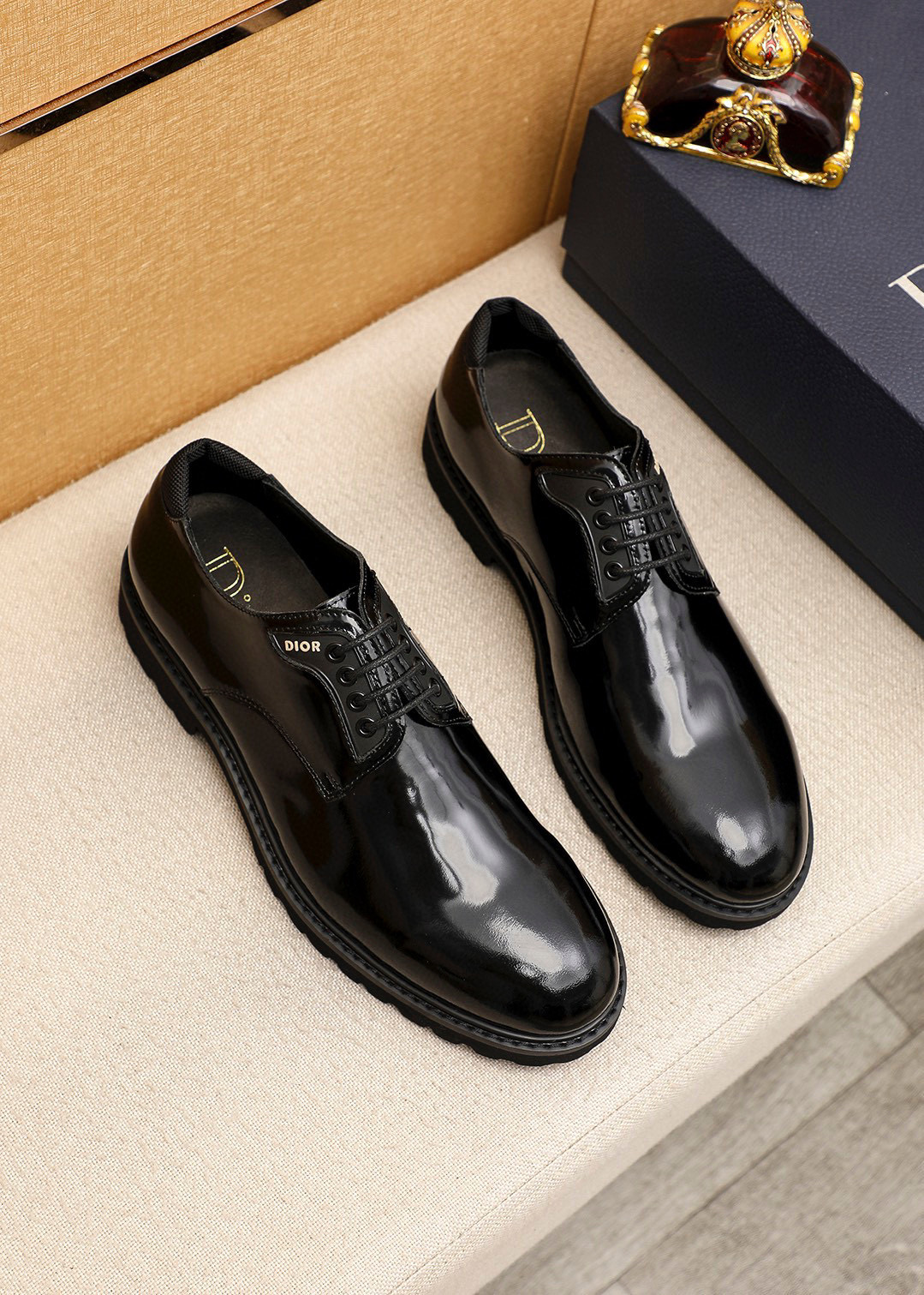 NO:756341,Product trademark Dior 'Dior' business leather shoes, correct size: 39-44 (customized at 38.45.46) Product material selection: Italian imported first-layer open-edge beaded cowhide upper, imported water-dyed cowhide lining. Strong three-dimensional visual effect, original outsole color 4 colors available, dior, dior, cowhide19860909商品商标Dior「 迪奥」商务皮鞋 正码码数:39-44（38.45.46订做） 商品材料精选 意大利进口头层开边珠牛皮鞋面,进口水染牛皮内里.强烈立体视觉效果,原版大底 颜 色4色可选,,dior,dior,cowhide,Men's shoes