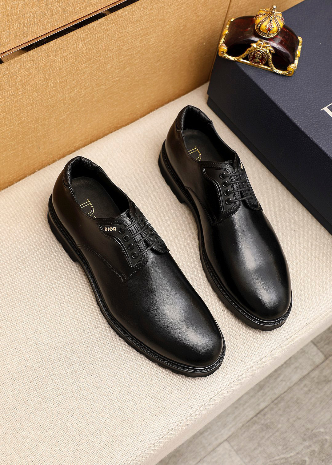 NO:756344,Product trademark Dior 'Dior' business leather shoes, correct size: 39-44 (customized at 38.45.46) Product material selection: Italian imported first-layer cowhide upper, imported water-dyed cowhide lining. Strong three-dimensional visual effect, original outsole color 4 colors available, dior, dior, cowhide19860909商品商标Dior「 迪奥」商务皮鞋 正码码数:39-44（38.45.46订做） 商品材料精选 意大利进口头层牛皮鞋面,进口水染牛皮内里.强烈立体视觉效果,原版大底 颜 色4色可选,,dior,dior,cowhide,Men's shoes