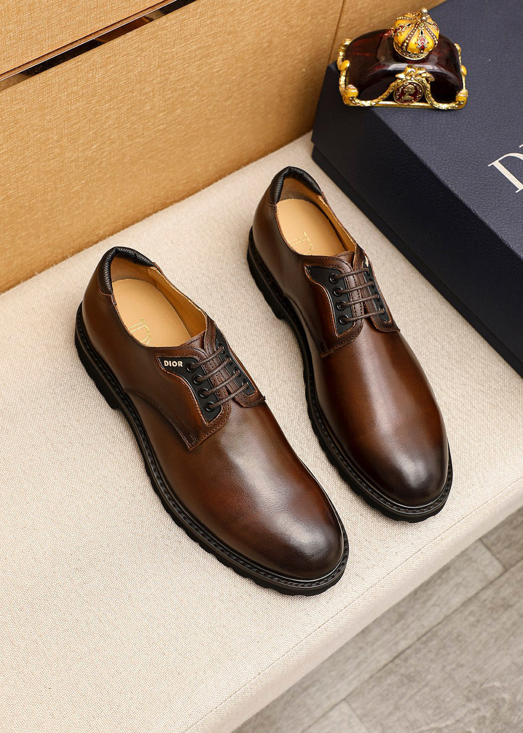 NO:555382,Product trademark Dior 'Dior' business leather shoes, correct size: 39-44 (customized at 38.45.46) Product material selection: Italian imported first-layer cowhide upper, imported water-dyed cowhide lining. Strong three-dimensional visual effect, original outsole color 4 colors available, dior, dior, cowhide19860909商品商标Dior「 迪奥」商务皮鞋 正码码数:39-44（38.45.46订做） 商品材料精选 意大利进口头层牛皮鞋面,进口水染牛皮内里.强烈立体视觉效果,原版大底 颜 色4色可选,,dior,dior,cowhide,Men's shoes