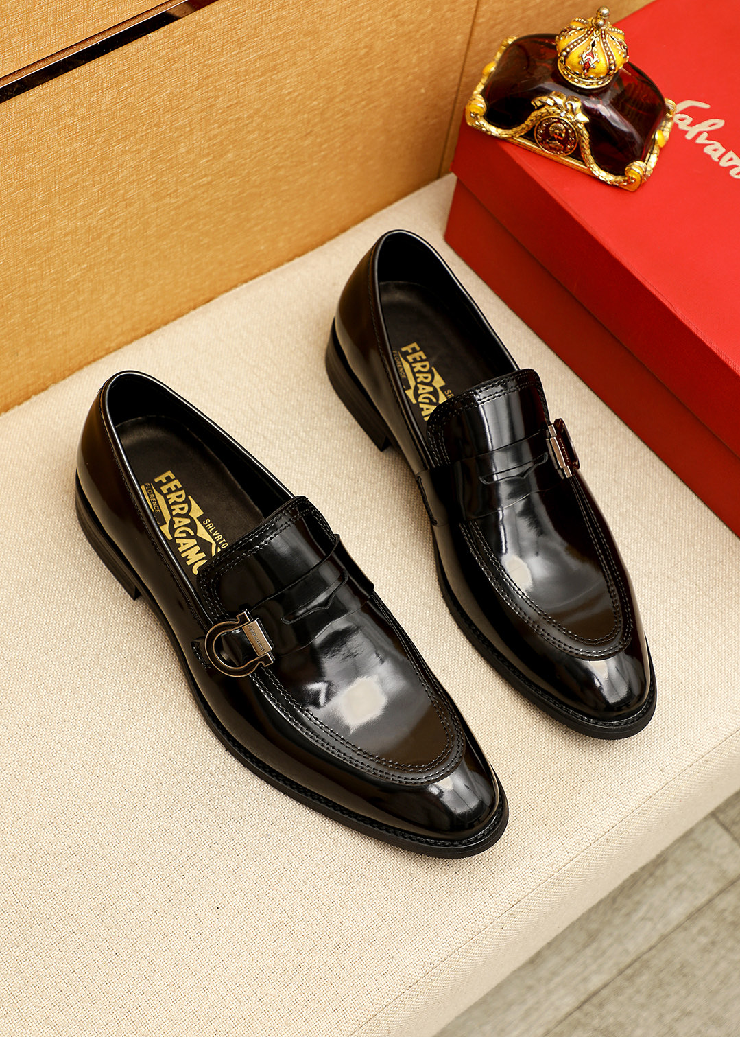 NO:756347,Product trademark Ferragamo 'Ferragamo' casual leather shoes. Regular size: 39-44 (customized at 38.45.46) Product materials are selected. Imported open-edge beaded cowhide upper + classic hardware buckle, imported water-dyed cowhide lining. Strong three-dimensional visual effect, original outsole color 3 colors available, ferragamo, ferragamo, cowhide19860909商品商标Ferragamo「 菲拉格慕」休闲皮鞋 正码码数:39-44（38.45.46订制） 商品材料精选 进口开边珠牛皮鞋面+经典五金扣,进口水染牛皮内里.强烈立体视觉效果,原版大底 颜 色3色可选,,ferragamo,ferragamo,cowhide,Men's shoes