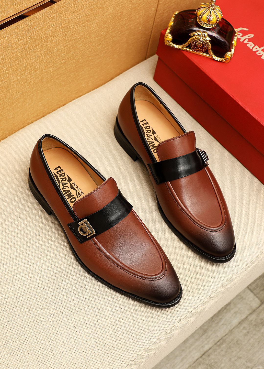 NO:756265,Product trademark Ferragamo 'Ferragamo' casual leather shoes. Regular size: 39-44 (customized at 38.45.46) Product material selection: imported calfskin upper + classic hardware buckle, imported water-dyed cowhide lining. Strong three-dimensional visual effect, original outsole color 4 colors available, ferragamo, ferragamo, cowhide19860909商品商标Ferragamo「 菲拉格慕」休闲皮鞋 正码码数:39-44（38.45.46订制） 商品材料精选 进口小牛皮鞋面+经典五金扣,进口水染牛皮内里.强烈立体视觉效果,原版大底 颜 色4色可选,,ferragamo,ferragamo,cowhide,Men's shoes