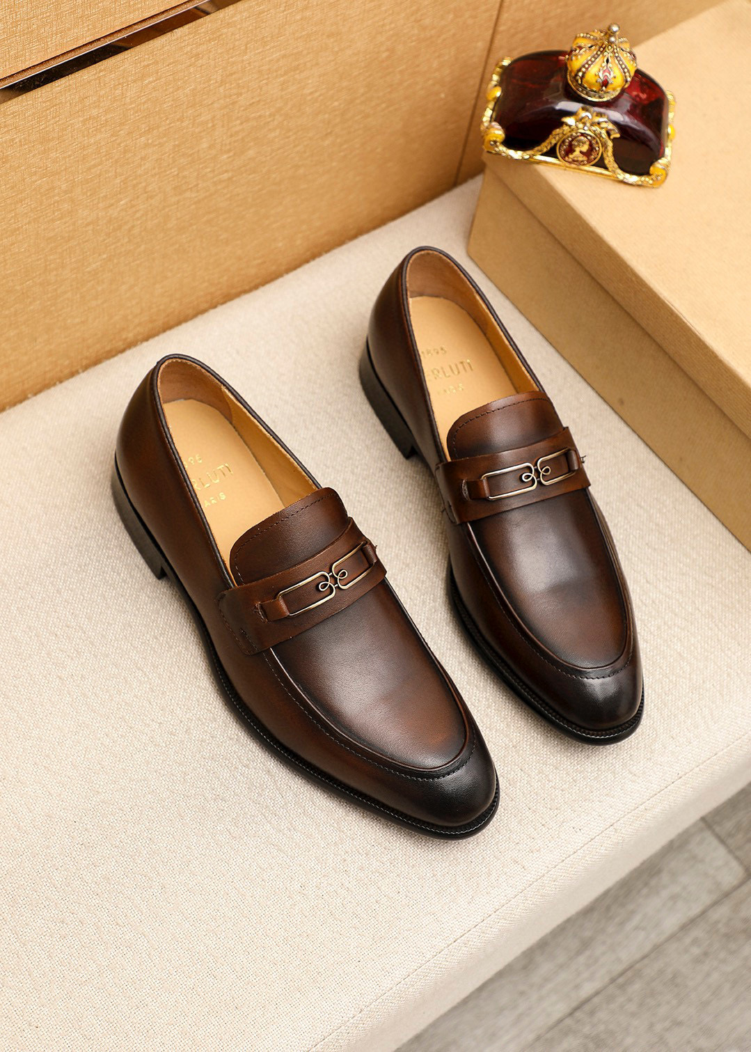 NO:690265,Berluti (Berluti) is the top brand of hot-selling leather shoes with top quality and luxury. The latest fashionable casual shoes. The upper is made of original first-layer cowhide (water-dyed leather lining). The original fashionable and stylish soft rubber wear-resistant and non-slip outsole is light and comfortable on the foot. The real thing looks better in real photos, black and brown! Code number 39-44 (customized at 38.45.46),,cowhide19860909Berluti（伯尔鲁帝） 爆款皮鞋顶端品牌奢侈顶级～质量 . 最新時尚休闲鞋..鞋面選用原版头层牛皮制造（水染皮内里）原版个性时尚柔软橡膠耐磨防滑大底,上脚轻巧舒适,实物拍摄實物更好看 黑色,棕色！码数39-44（38.45.46订制）,,cowhide,Men's shoes