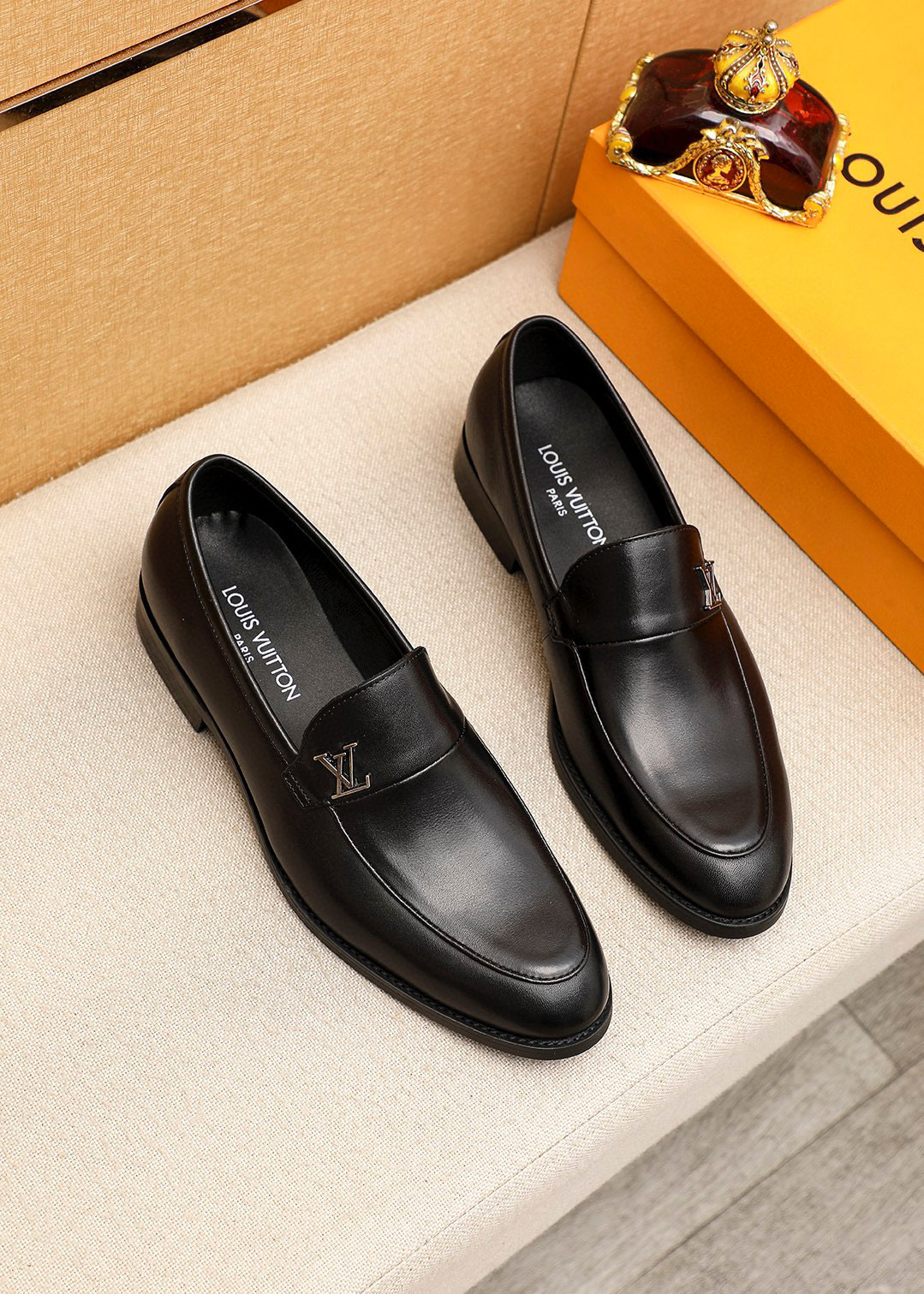 NO:690274,Product trademark LOUIS VUITTON 'Louis Vuitton' casual leather shoes. Regular size: 39-44 (customized at 38.45.46) Product material selection: imported first-layer calfskin upper + luxury hardware buckle, imported first-layer cowhide lining. Strong three-dimensional visual effect, original combination outsole, 1 color available, louis vuitton, louis vuitton, cowhide19860909商品商标LOUIS VUITTON「 路易威登」休闲皮鞋 正码码数:39-44（38.45.46订制） 商品材料精选 进口头层小牛皮鞋面+奢华五金扣,进口头层牛皮内里.强烈立体视觉效果,原版组合大底 颜 色1色可选,,louis vuitton,louis vuitton,cowhide,Men's shoes