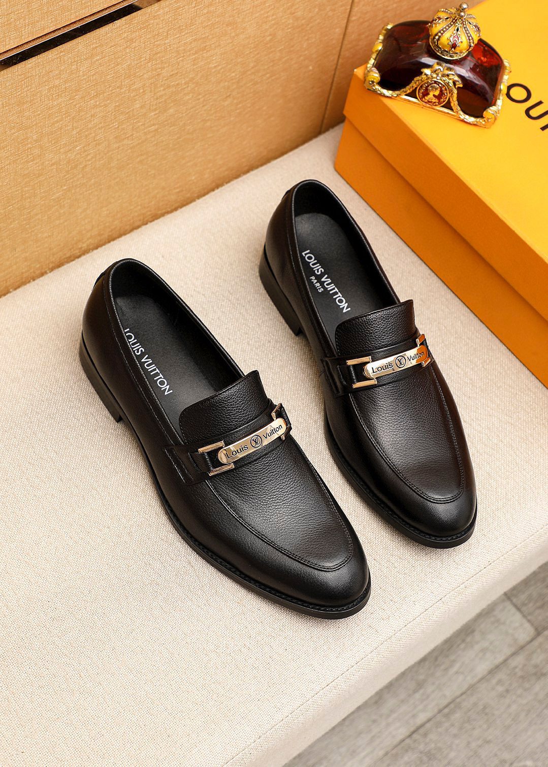 NO:690276,Product trademark LOUIS VUITTON 'Louis Vuitton' casual leather shoes. Regular size: 39-44 (customized at 38.45.46) Product material selection: imported first-layer pebbled cowhide leather upper + luxury hardware buckle, imported first-layer cowhide lining. Strong three-dimensional visual effect, original combination outsole, 1 color available, louis vuitton, louis vuitton, cowhide19860909商品商标LOUIS VUITTON「 路易威登」休闲皮鞋 正码码数:39-44（38.45.46订制） 商品材料精选 进口头层荔枝纹牛皮鞋面+奢华五金扣,进口头层牛皮内里.强烈立体视觉效果,原版组合大底 颜 色1色可选,,louis vuitton,louis vuitton,cowhide,Men's shoes