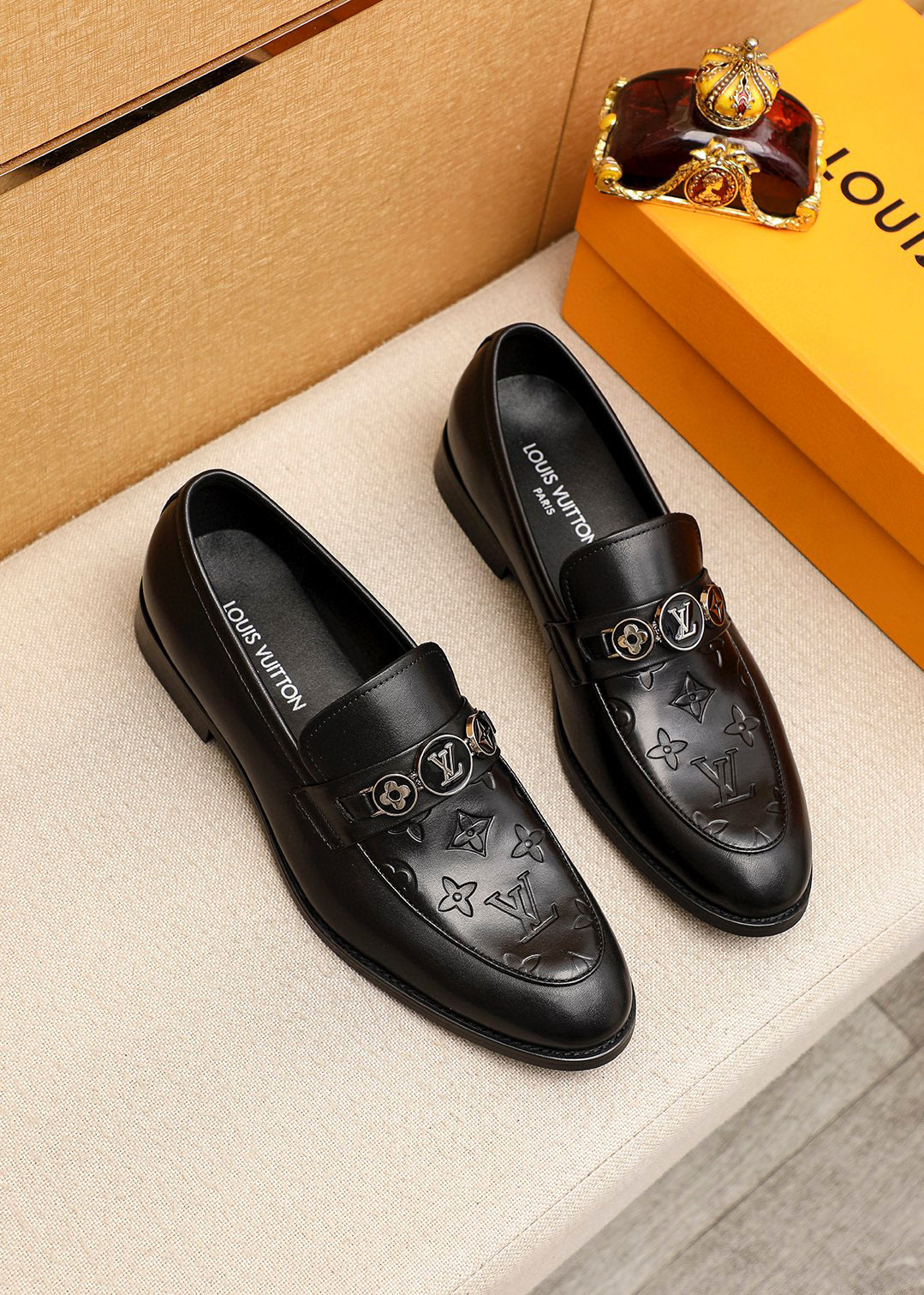 NO:690283,Product trademark LOUIS VUITTON 'Louis Vuitton' casual leather shoes. Regular size: 39-44 (customized at 38.45.46) Product material selection: imported first-layer calfskin embossed upper + luxury hardware buckle, imported first-layer cowhide lining. Strong three-dimensional visual effect, original combined outsole color 1 color optional, louis vuitton, louis vuitton, cowhide19860909商品商标LOUIS VUITTON「 路易威登」休闲皮鞋 正码码数:39-44（38.45.46订制） 商品材料精选 进口头层小牛皮压花鞋面+奢华五金扣,进口头层牛皮内里.强烈立体视觉效果,原版组合大底 颜 色1色可选,,louis vuitton,louis vuitton,cowhide,Men's shoes