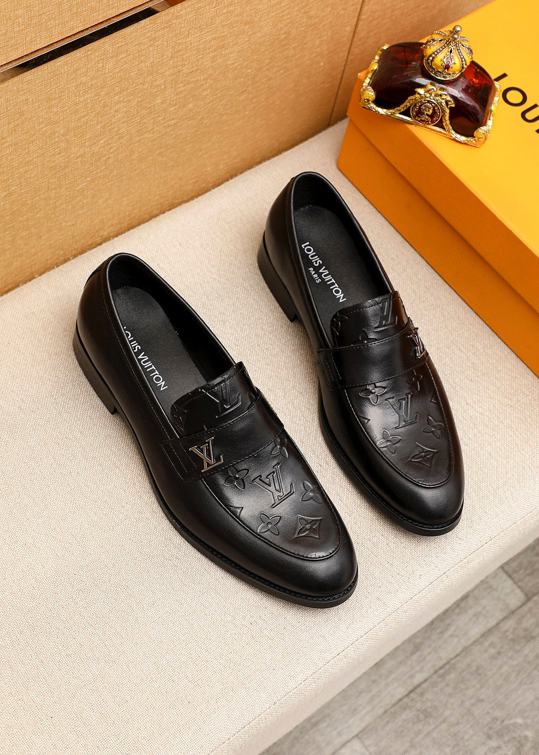 NO:690289,Product trademark LOUIS VUITTON 'Louis Vuitton' casual leather shoes. Regular size: 39-44 (customized at 38.45.46) Product material selection: imported first-layer calfskin embossed upper + luxury hardware buckle, imported first-layer cowhide lining. Strong three-dimensional visual effect, original combined outsole color 1 color optional, louis vuitton, louis vuitton, cowhide19860909商品商标LOUIS VUITTON「 路易威登」休闲皮鞋 正码码数:39-44（38.45.46订制） 商品材料精选 进口头层小牛皮压花鞋面+奢华五金扣,进口头层牛皮内里.强烈立体视觉效果,原版组合大底 颜 色1色可选,,louis vuitton,louis vuitton,cowhide,Men's shoes