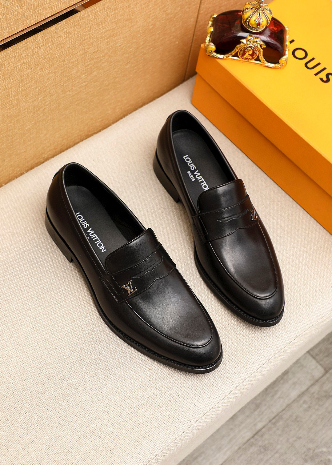 NO:690266,Product trademark LOUIS VUITTON 'Louis Vuitton' casual leather shoes. Regular size: 39-44 (customized at 38.45.46) Product material selection: imported first-layer calfskin upper + luxury hardware buckle, imported first-layer cowhide lining. Strong three-dimensional visual effect, original combination outsole, 1 color available, louis vuitton, louis vuitton, cowhide19860909商品商标LOUIS VUITTON「 路易威登」休闲皮鞋 正码码数:39-44（38.45.46订制） 商品材料精选 进口头层小牛皮鞋面+奢华五金扣,进口头层牛皮内里.强烈立体视觉效果,原版组合大底 颜 色1色可选,,louis vuitton,louis vuitton,cowhide,Men's shoes