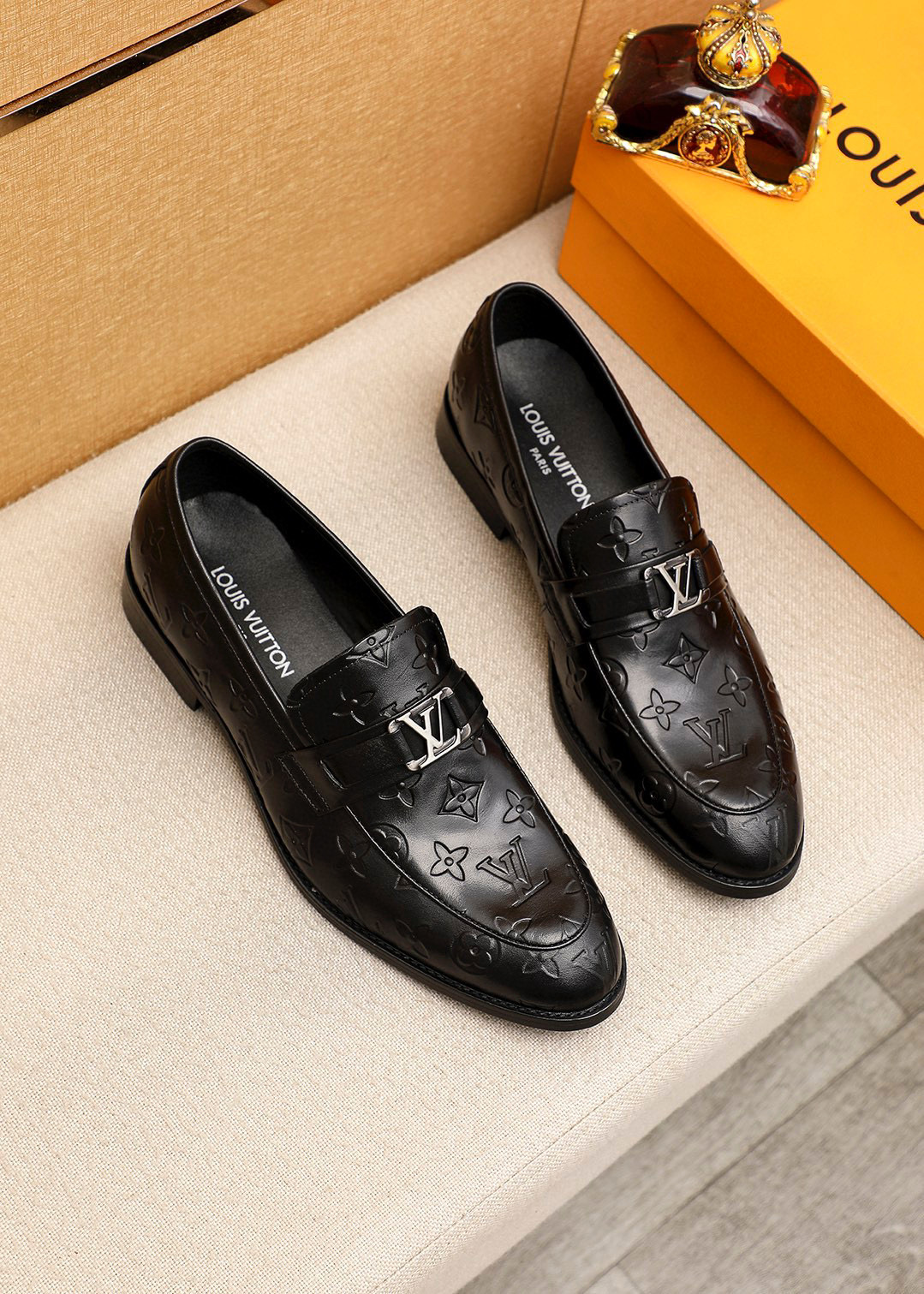 NO:690269,Product trademark LOUIS VUITTON 'Louis Vuitton' casual leather shoes. Regular size: 39-44 (customized at 38.45.46) Product material selection: imported first-layer calfskin embossed upper + luxury hardware buckle, imported first-layer cowhide lining. Strong three-dimensional visual effect, original combined outsole color 1 color optional, louis vuitton, louis vuitton, cowhide19860909商品商标LOUIS VUITTON「 路易威登」休闲皮鞋 正码码数:39-44（38.45.46订制） 商品材料精选 进口头层小牛皮压花鞋面+奢华五金扣,进口头层牛皮内里.强烈立体视觉效果,原版组合大底 颜 色1色可选,,louis vuitton,louis vuitton,cowhide,Men's shoes