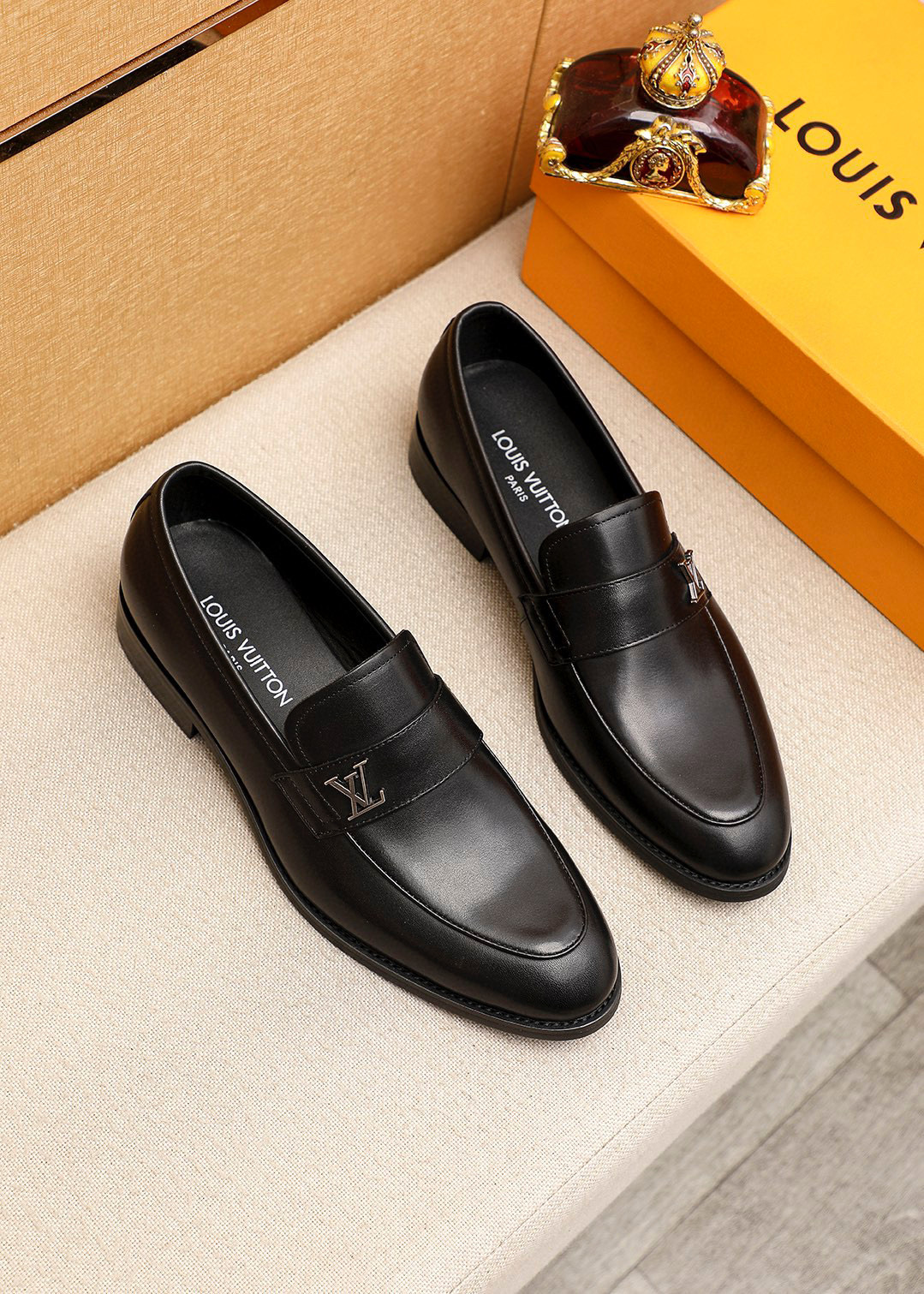 NO:690272,Product trademark LOUIS VUITTON 'Louis Vuitton' casual leather shoes. Regular size: 39-44 (customized at 38.45.46) Product material selection: imported first-layer calfskin upper + luxury hardware buckle, imported first-layer cowhide lining. Strong three-dimensional visual effect, original combination outsole, 1 color available, louis vuitton, louis vuitton, cowhide19860909商品商标LOUIS VUITTON「 路易威登」休闲皮鞋 正码码数:39-44（38.45.46订制） 商品材料精选 进口头层小牛皮鞋面+奢华五金扣,进口头层牛皮内里.强烈立体视觉效果,原版组合大底 颜 色1色可选,,louis vuitton,louis vuitton,cowhide,Men's shoes