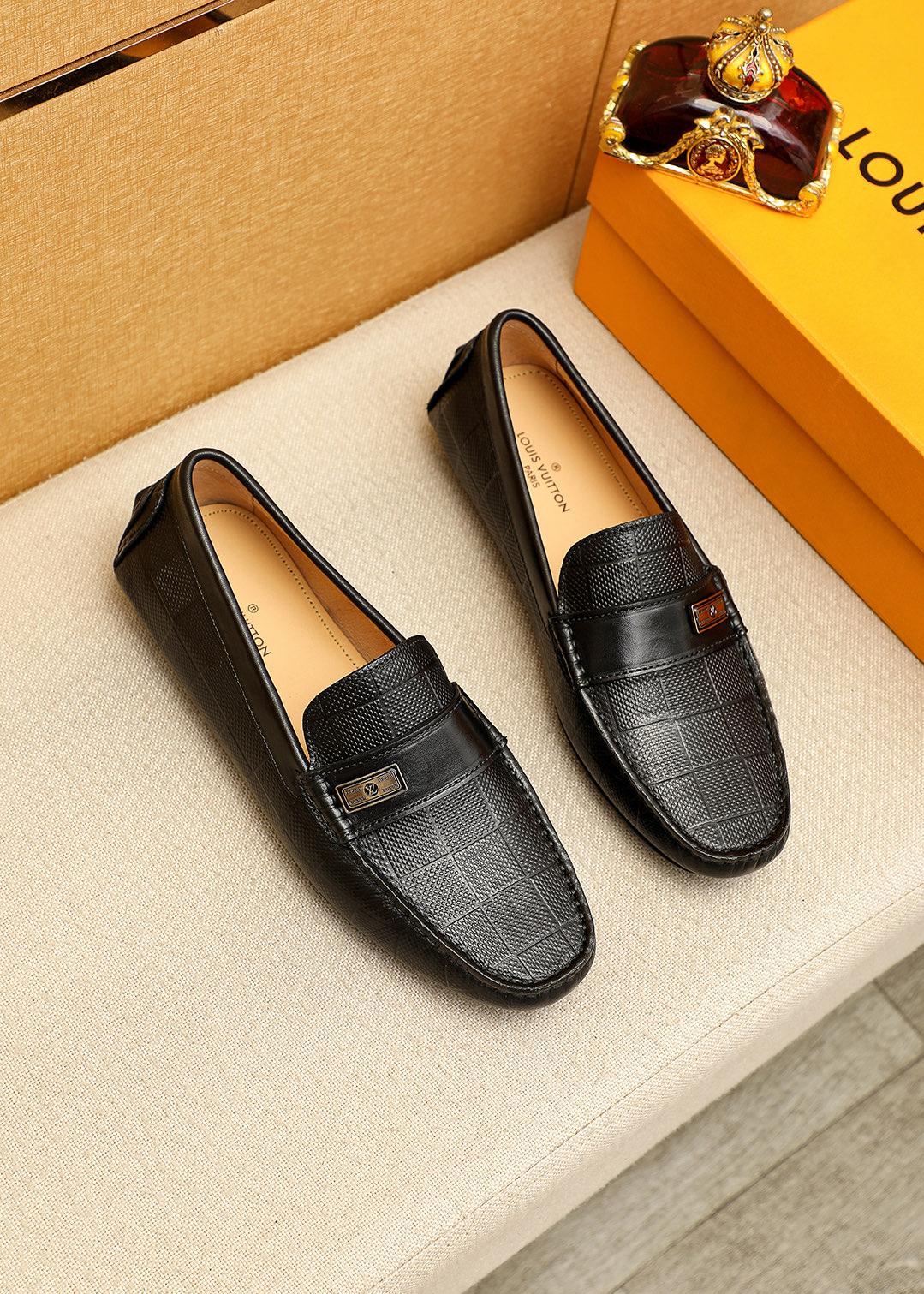 NO:744348,Product trademark LOUIS VUITTON 'Louis Vuitton' Peas Shoes Regular size: 38-44 (customized in 45.46) Selected product materials First-layer calfskin embossed upper + classic hardware buckle, imported pigskin lining. Strong three-dimensional visual effect, rubber outsole 1 color optional, louis vuitton, louis vuitton, cowhide19860909商品商标LOUIS VUITTON「 路易威登」豆豆鞋 正码码数:38-44（45.46订做） 商品材料精选 头层小牛皮压花鞋面+经典五金扣,进口猪皮内里.强烈立体视觉效果,橡胶大底 颜 色1色可选,,louis vuitton,louis vuitton,cowhide,Men's shoes