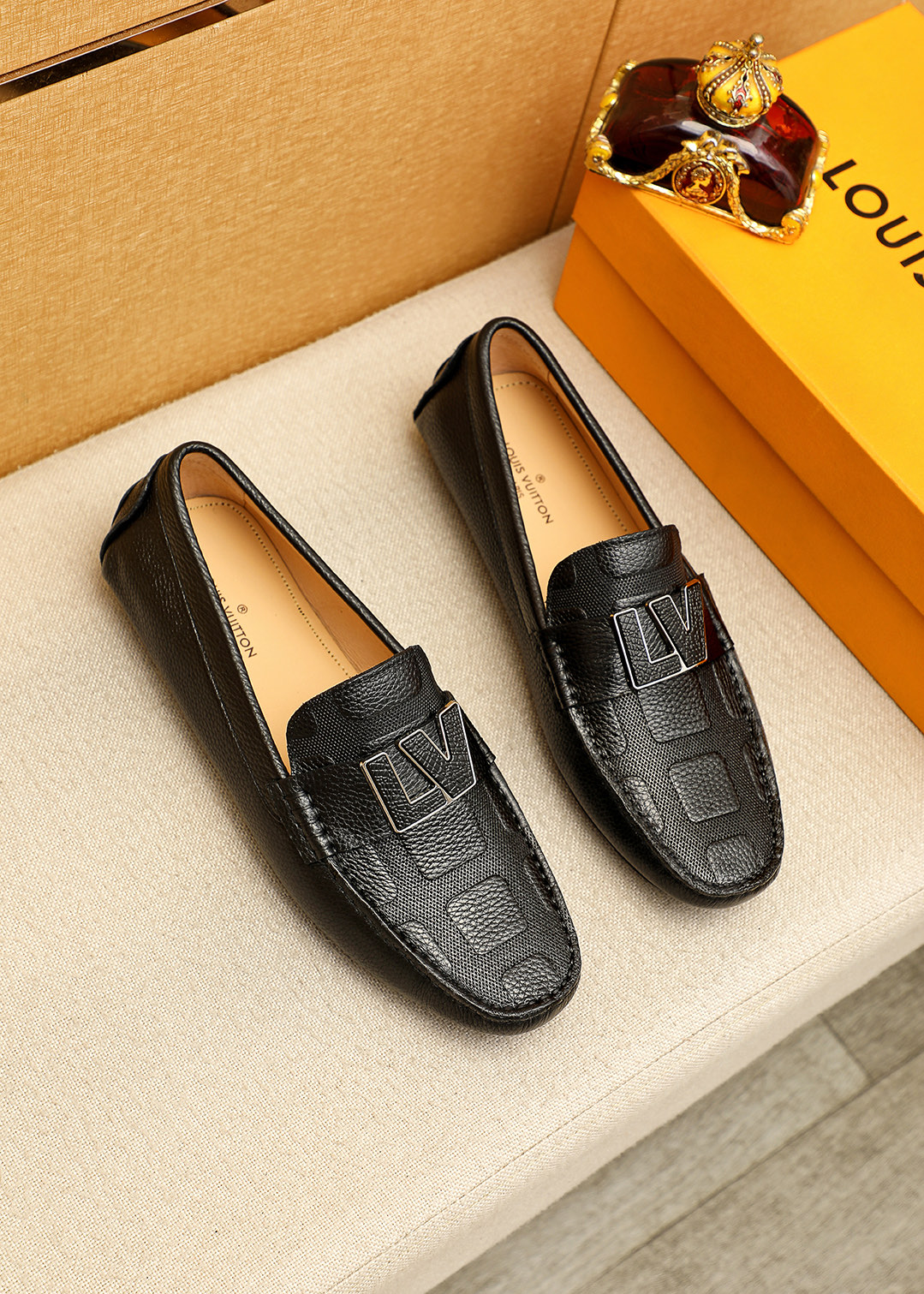 NO:744293,Product trademark LOUIS VUITTON 'Louis Vuitton' Peas Shoes Regular size: 38-44 (customized in 45.46) Selected product materials First-layer calfskin embossed upper + luxury hardware buckle, imported pigskin lining. Strong three-dimensional visual effect, original outsole color 2 colors available, louis vuitton, louis vuitton, cowhide19860909商品商标LOUIS VUITTON「 路易威登」豆豆鞋 正码码数:38-44（45.46订做） 商品材料精选 头层小牛皮压花鞋面+奢华五金扣,进口猪皮内里.强烈立体视觉效果,原版大底 颜 色2色可选,,louis vuitton,louis vuitton,cowhide,Men's shoes