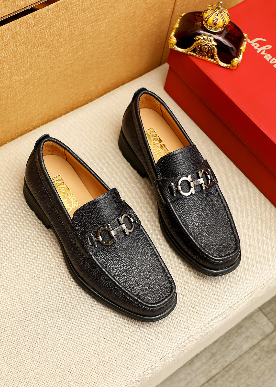 NO:744317,Product trademark Ferragamo 'Ferragamo' casual leather shoes. Regular size: 38-44 (customized at 45.46) Product material selection: imported calfskin upper + classic hardware buckle, imported water-dyed cowhide lining. Strong three-dimensional visual effect, original outsole 3 colors available, ferragamo, ferragamo, cowhide19860909商品商标Ferragamo「 菲拉格慕」休闲皮鞋 正码码数:38-44（45.46订制） 商品材料精选 进口小牛皮鞋面+经典五金扣,进口水染牛皮内里.强烈立体视觉效果,原版大底 颜 色3色可选,,ferragamo,ferragamo,cowhide,Men's shoes