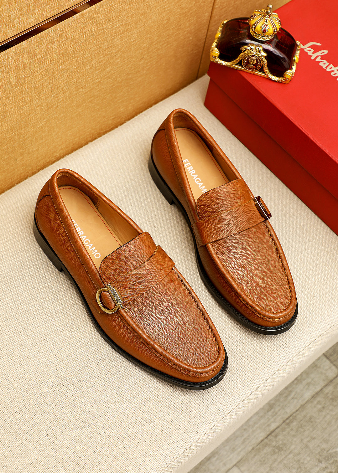 NO:744333,Product trademark Ferragamo 'Ferragamo' casual leather shoes. Regular size: 38-44 (customized at 45.46) Product material selection: imported calfskin upper + classic hardware buckle, imported water-dyed cowhide lining. Strong three-dimensional visual effect, original outsole color 5 colors available, ferragamo, ferragamo, cowhide19860909商品商标Ferragamo「 菲拉格慕」休闲皮鞋 正码码数:38-44（45.46订制） 商品材料精选 进口小牛皮鞋面+经典五金扣,进口水染牛皮内里.强烈立体视觉效果,原版大底 颜 色5色可选,,ferragamo,ferragamo,cowhide,Men's shoes