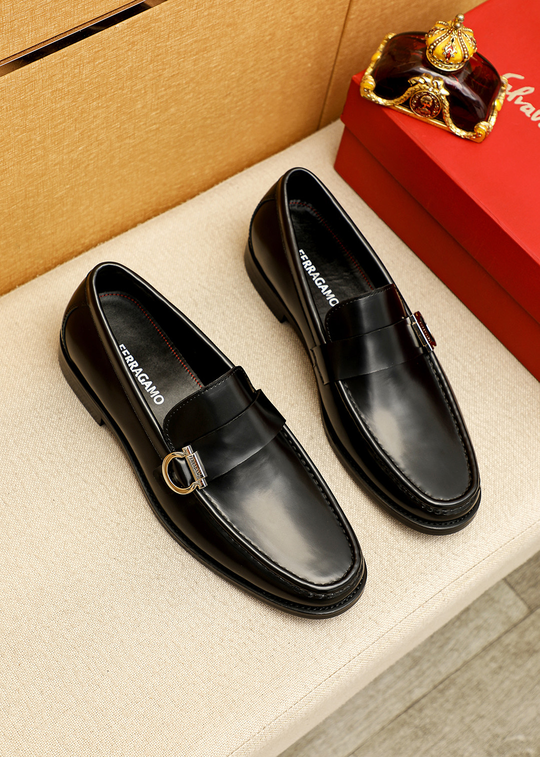 NO:744340,Product trademark Ferragamo 'Ferragamo' casual leather shoes. Regular size: 38-44 (45.46 customized) Product material selection: imported open-edge beaded cowhide upper + classic hardware buckle, imported water-dyed cowhide lining. Strong three-dimensional visual effect, original outsole color 5 colors available, ferragamo, ferragamo, cowhide19860909商品商标Ferragamo「 菲拉格慕」休闲皮鞋 正码码数:38-44（45.46订制） 商品材料精选 进口开边珠牛皮鞋面+经典五金扣,进口水染牛皮内里.强烈立体视觉效果,原版大底 颜 色5色可选,,ferragamo,ferragamo,cowhide,Men's shoes