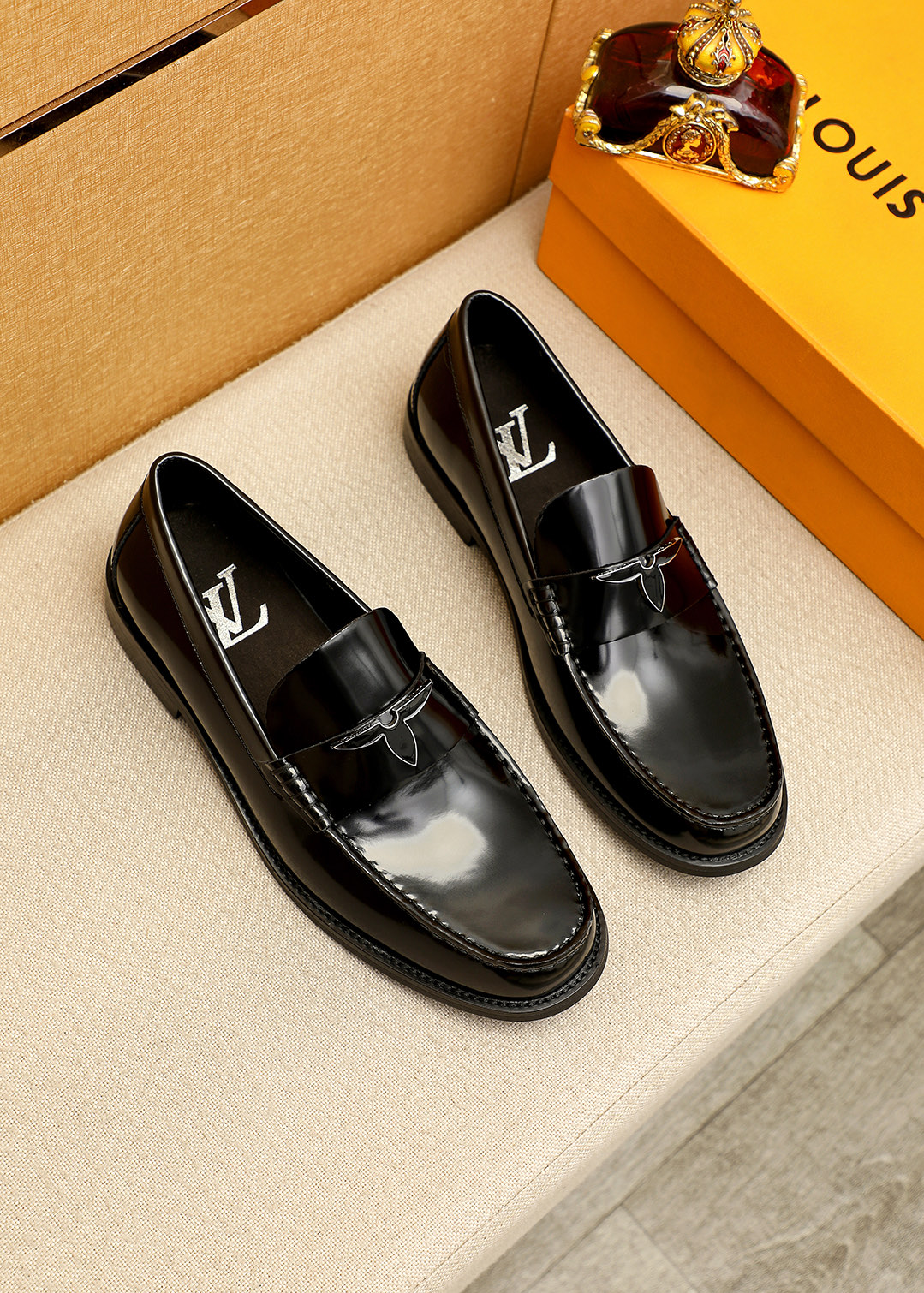 NO:744347,Product trademark LOUIS VUITTON 'Louis Vuitton' casual leather shoes. Regular size: 38-44 (customized at 45.46) Product material selection: imported first-layer open-edge beaded cowhide upper + luxury hardware buckle, imported first-layer cowhide lining. Strong three-dimensional visual effect, original outsole color 1 color optional, louis vuitton, louis vuitton, cowhide19860909商品商标LOUIS VUITTON「 路易威登」休闲皮鞋 正码码数:38-44（45.46订制） 商品材料精选 进口头层开边珠牛皮鞋面+奢华五金扣,进口头层牛皮内里.强烈立体视觉效果,原版大底 颜 色1色可选,,louis vuitton,louis vuitton,cowhide,Men's shoes