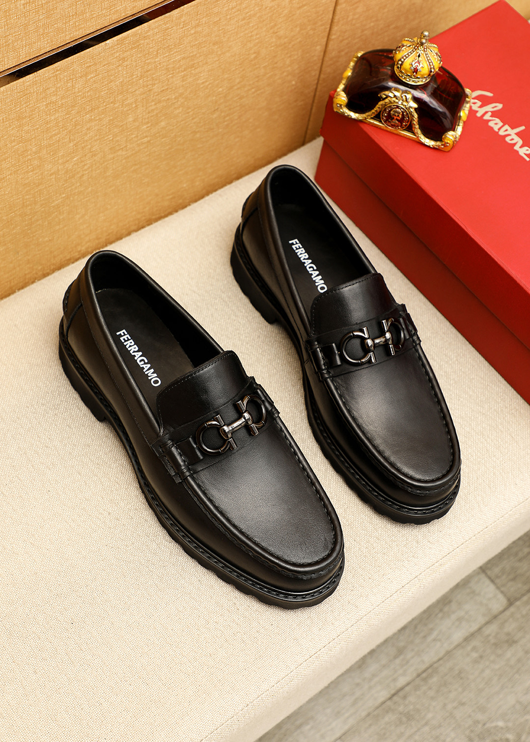 NO:574566,Product trademark Ferragamo 'Ferragamo' casual leather shoes. Regular size: 38-44 (customized at 45.46) Product material selection: imported calfskin upper + classic hardware buckle, imported water-dyed cowhide lining. Strong three-dimensional visual effect, original outsole color 7 colors available, ferragamo, ferragamo, cowhide19860909商品商标Ferragamo「 菲拉格慕」休闲皮鞋 正码码数:38-44（45.46订制） 商品材料精选 进口小牛皮鞋面+经典五金扣,进口水染牛皮内里.强烈立体视觉效果,原版大底 颜 色7色可选,,ferragamo,ferragamo,cowhide,Men's shoes