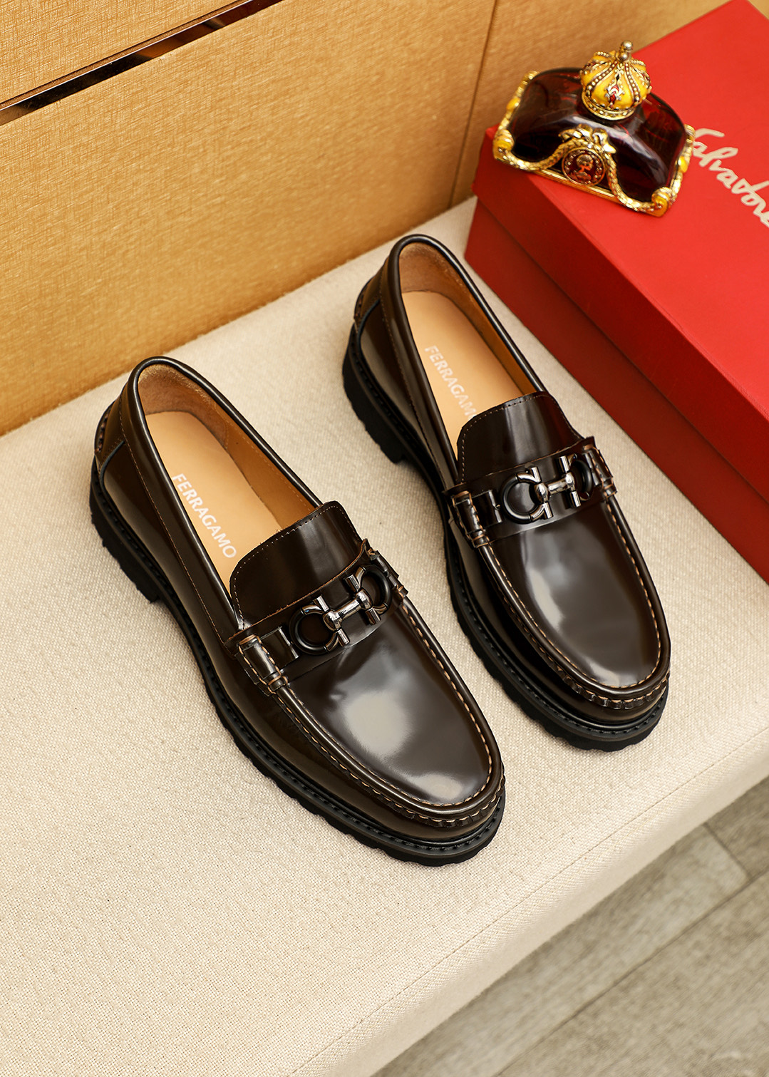 NO:574570,Product trademark Ferragamo 'Ferragamo' casual leather shoes. Regular size: 38-44 (45.46 customized) Product material selection: imported open-edge beaded cowhide upper + classic hardware buckle, imported water-dyed cowhide lining. Strong three-dimensional visual effect, original outsole color 7 colors available, ferragamo, ferragamo, cowhide19860909商品商标Ferragamo「 菲拉格慕」休闲皮鞋 正码码数:38-44（45.46订制） 商品材料精选 进口开边珠牛皮鞋面+经典五金扣,进口水染牛皮内里.强烈立体视觉效果,原版大底 颜 色7色可选,,ferragamo,ferragamo,cowhide,Men's shoes